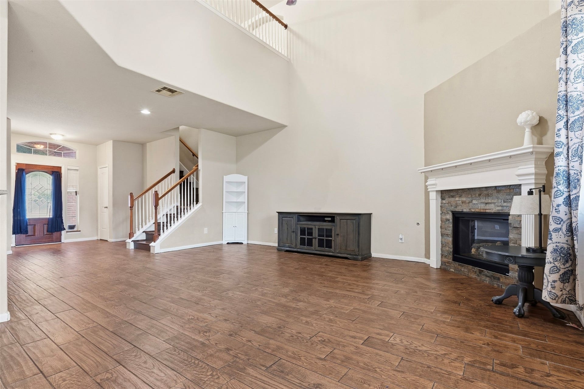4112 S Meridian Greens Drive, Dickinson, TX 77539 Living space with gas fire place.