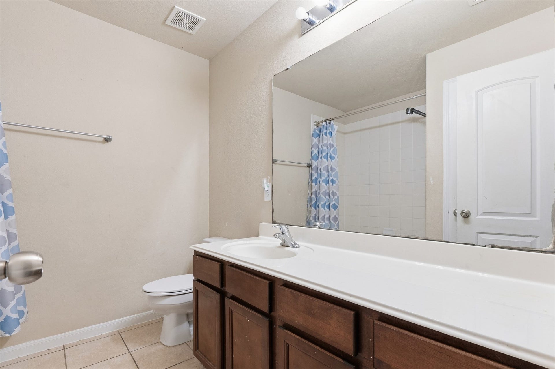 4112 S Meridian Greens Drive, Dickinson, TX 77539 Secondary bathroom