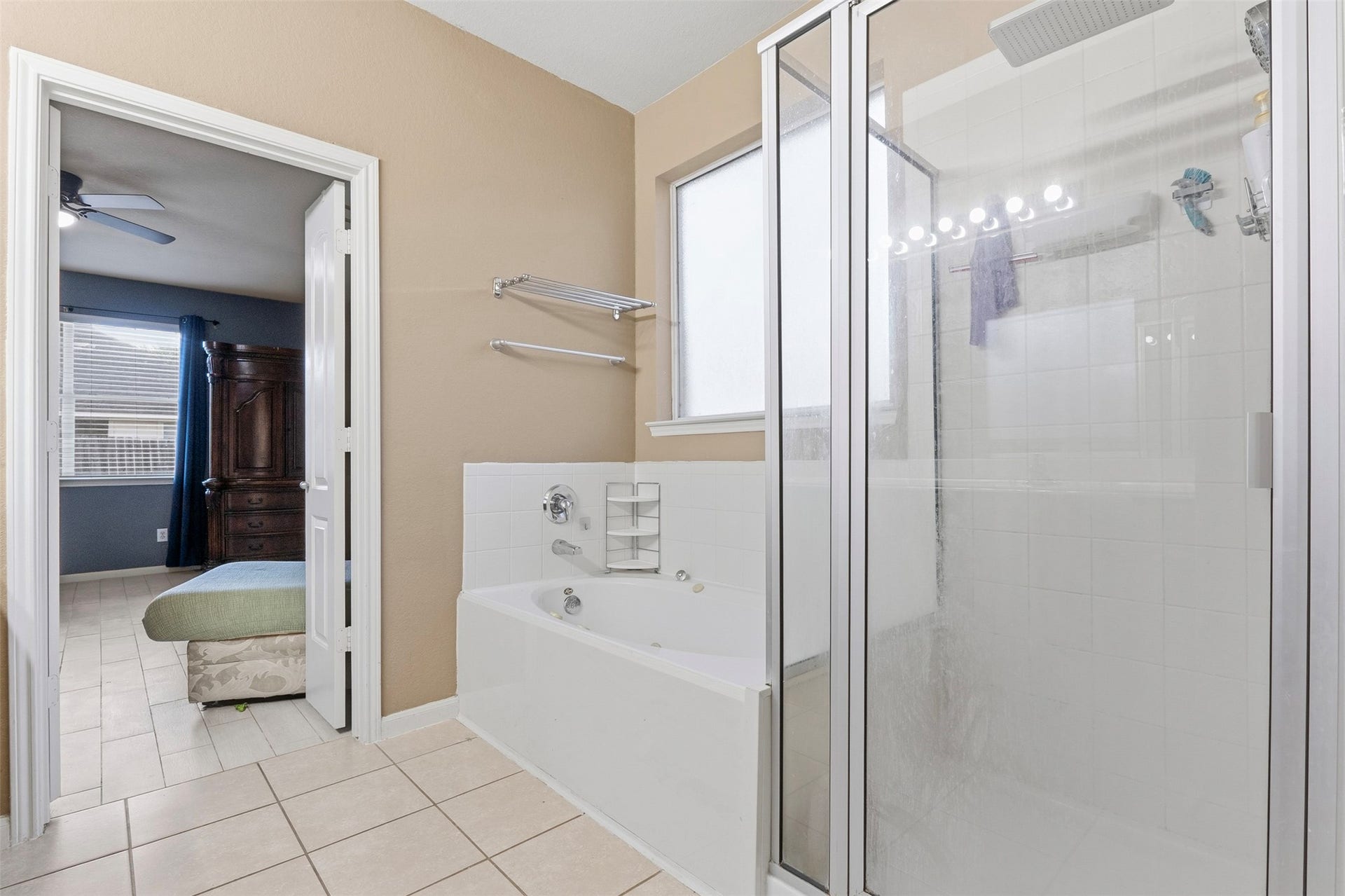 4112 S Meridian Greens Drive, Dickinson, TX 77539 Primary en-suite with separate smoking tub and shower