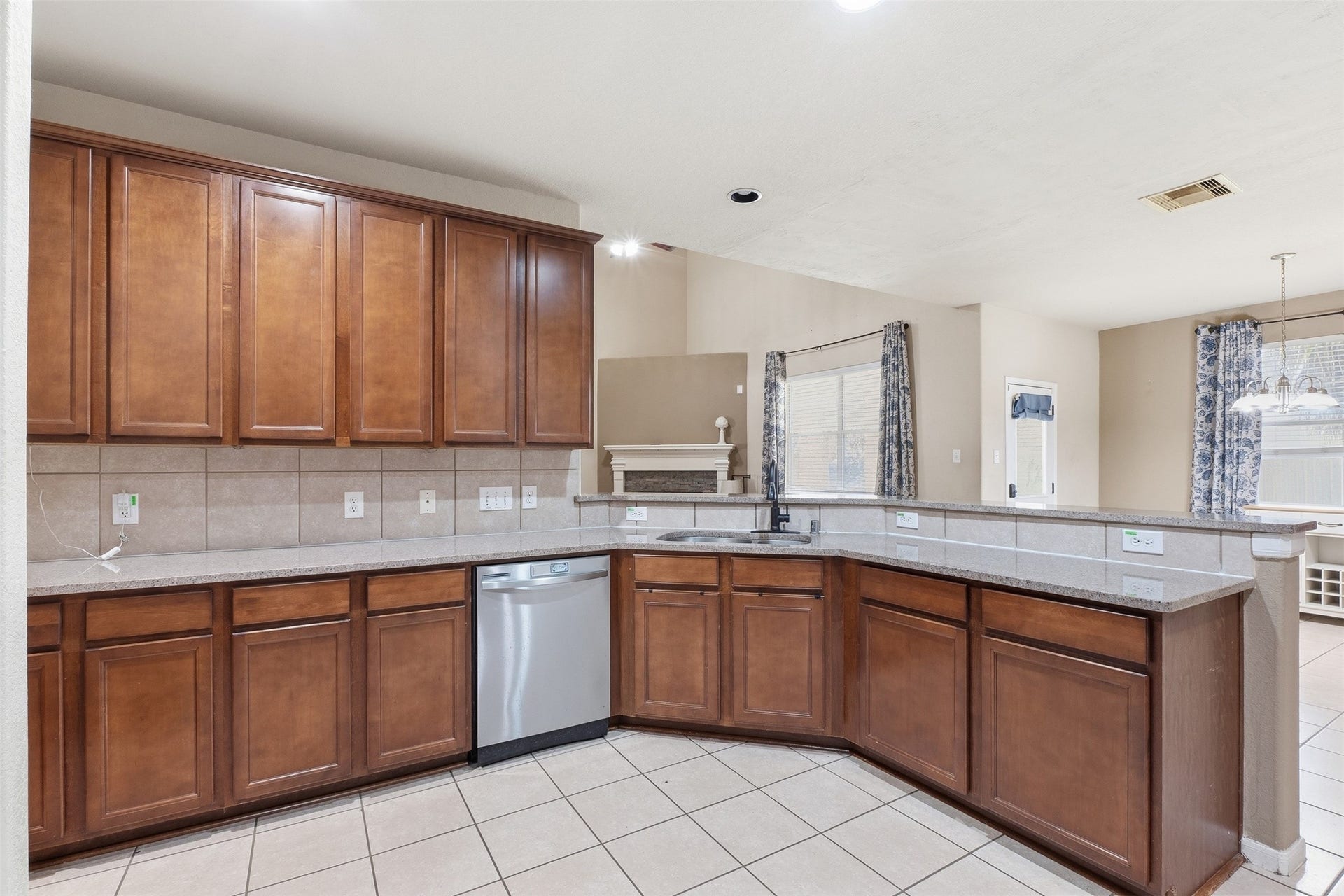4112 S Meridian Greens Drive, Dickinson, TX 77539 Large kitchen with lots of storage!