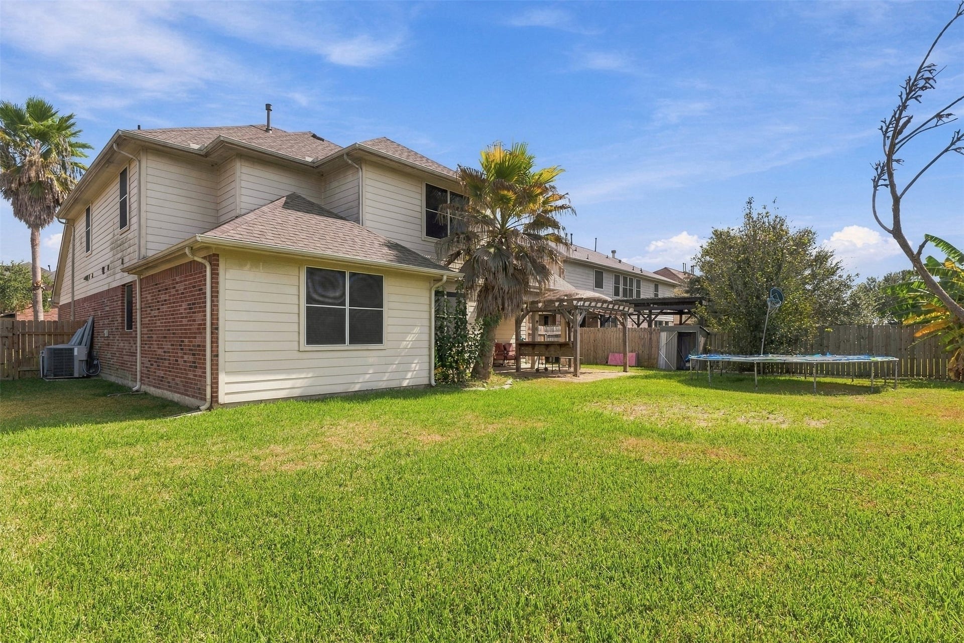 4112 S Meridian Greens Drive, Dickinson, TX 77539 Plenty of space for entertaining