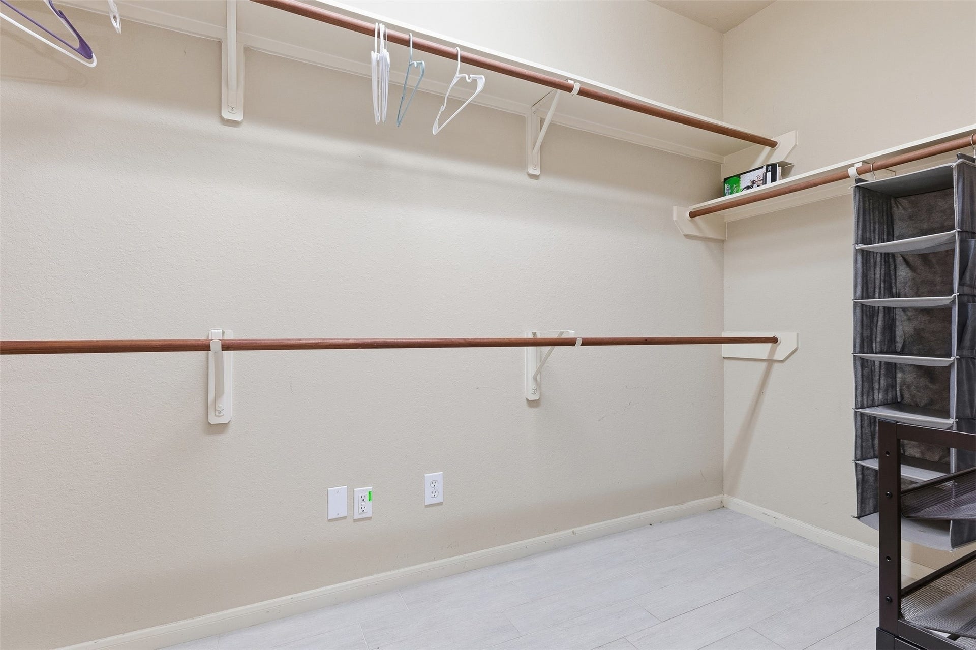 4112 S Meridian Greens Drive, Dickinson, TX 77539 Large walk in primary closet.