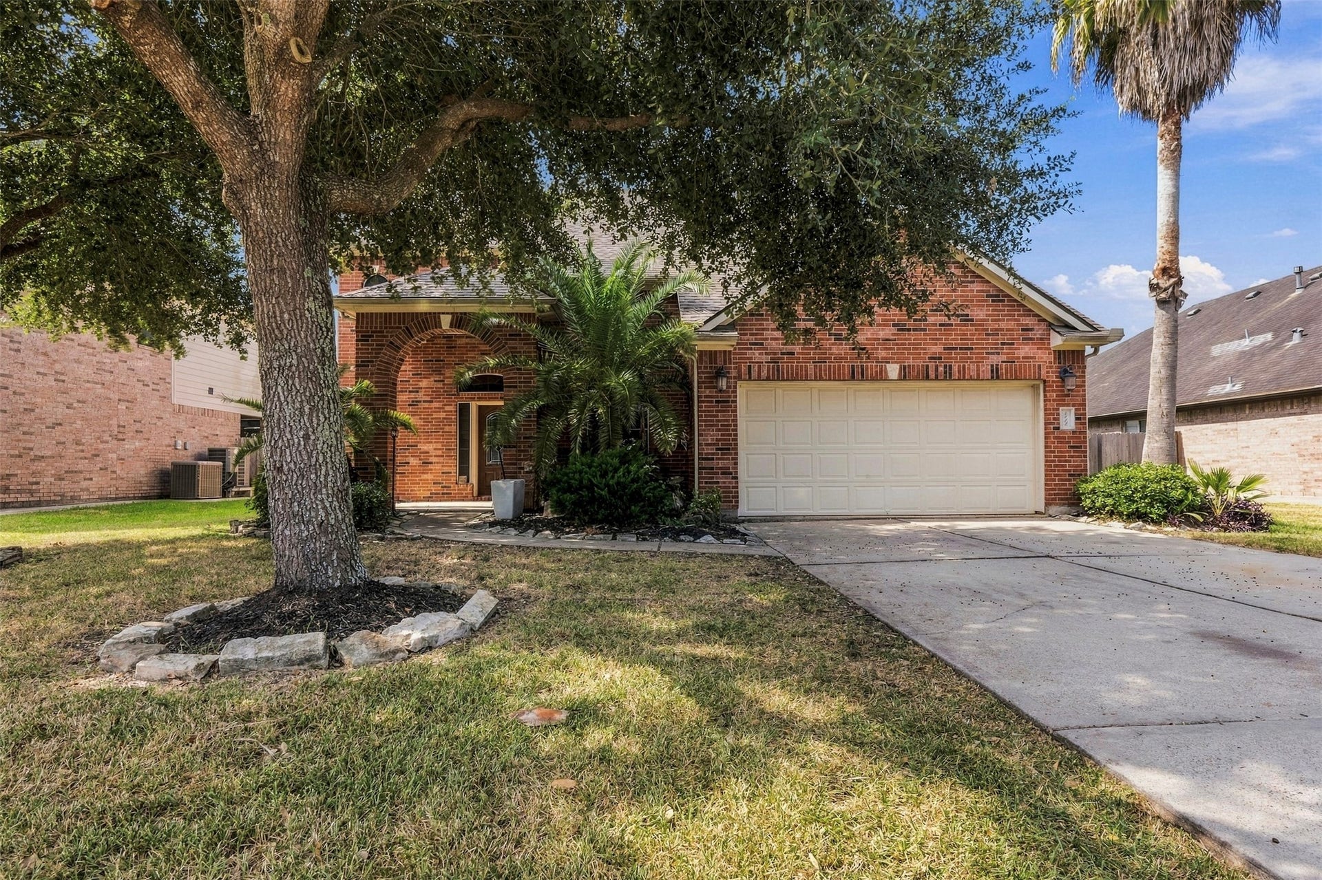 4112 S Meridian Greens Drive, Dickinson, TX 77539 Front yard with lots of shade