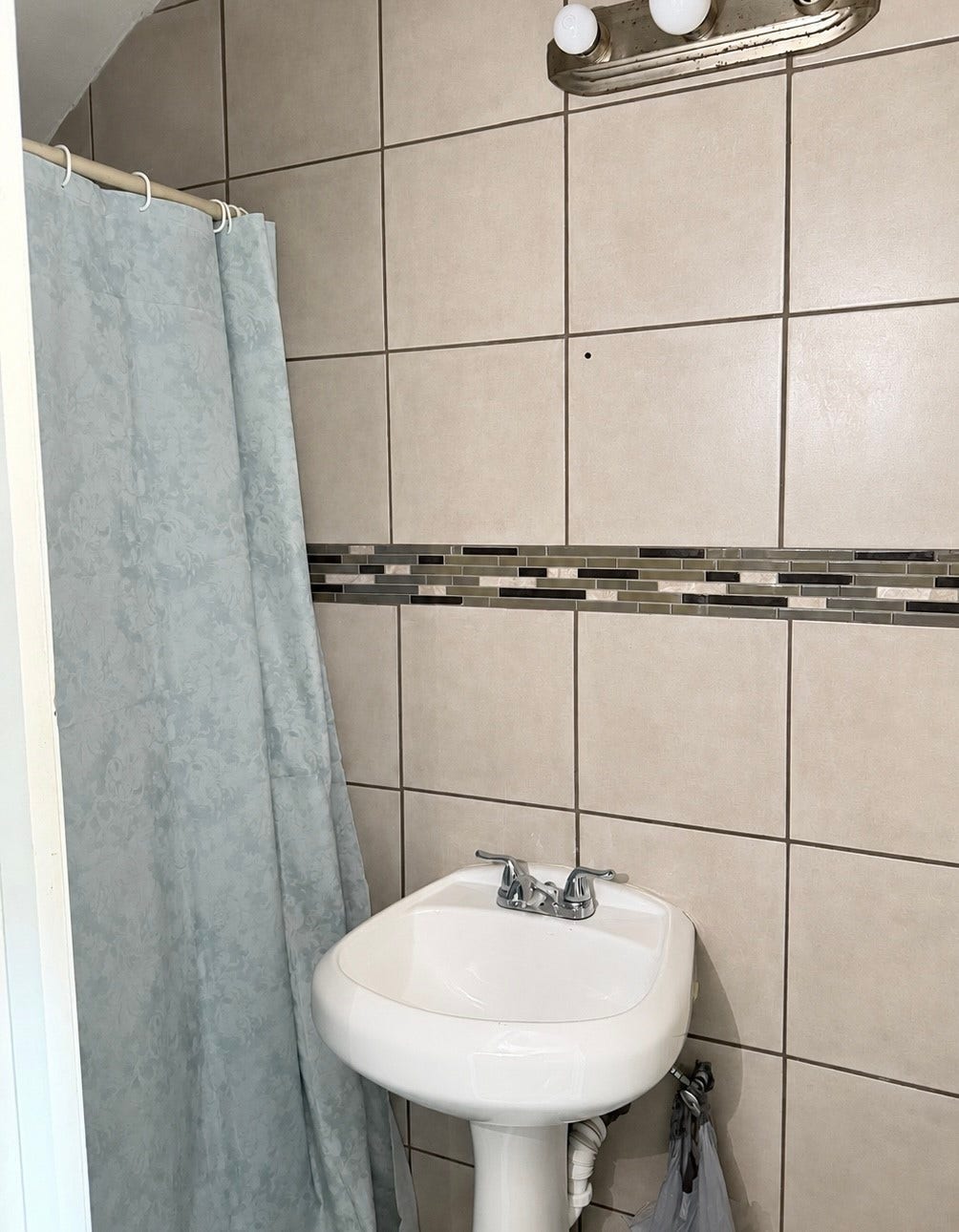 600 S Allen Genoa Road, #B10, South Houston, TX 77587 Downstairs Bath