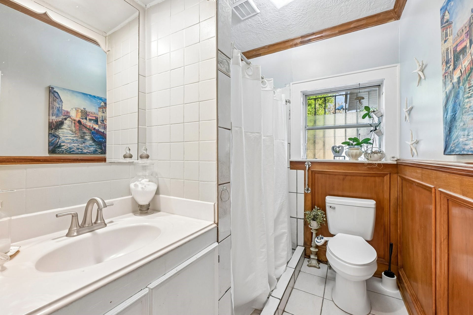 1466 Lawson Street, Houston, TX 77023 Bathroom Broadmoor