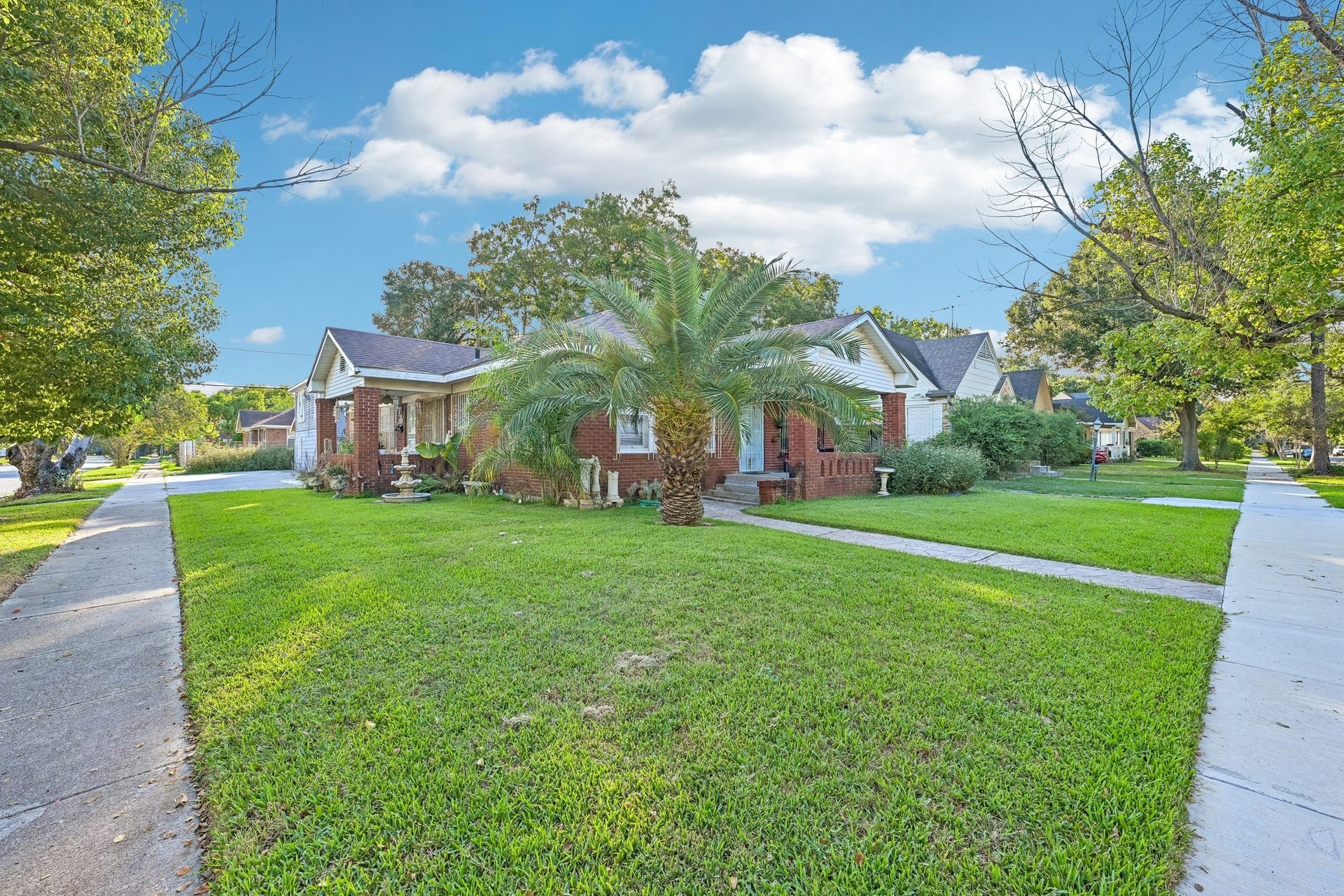 1466 Lawson Street, Houston, TX 77023 Beautiful Corner Lot
