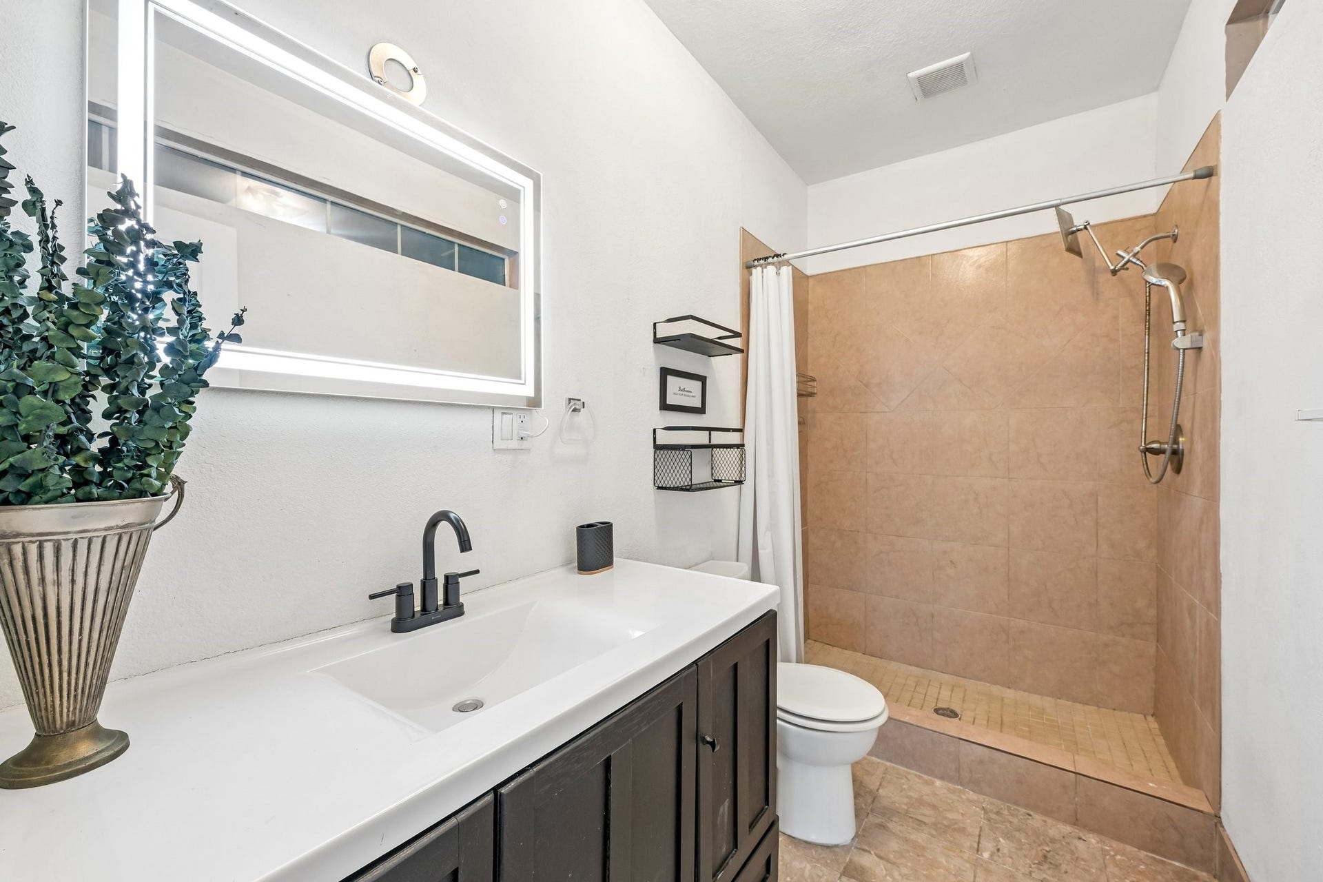 1466 Lawson Street, Houston, TX 77023 Lawson Bathroom