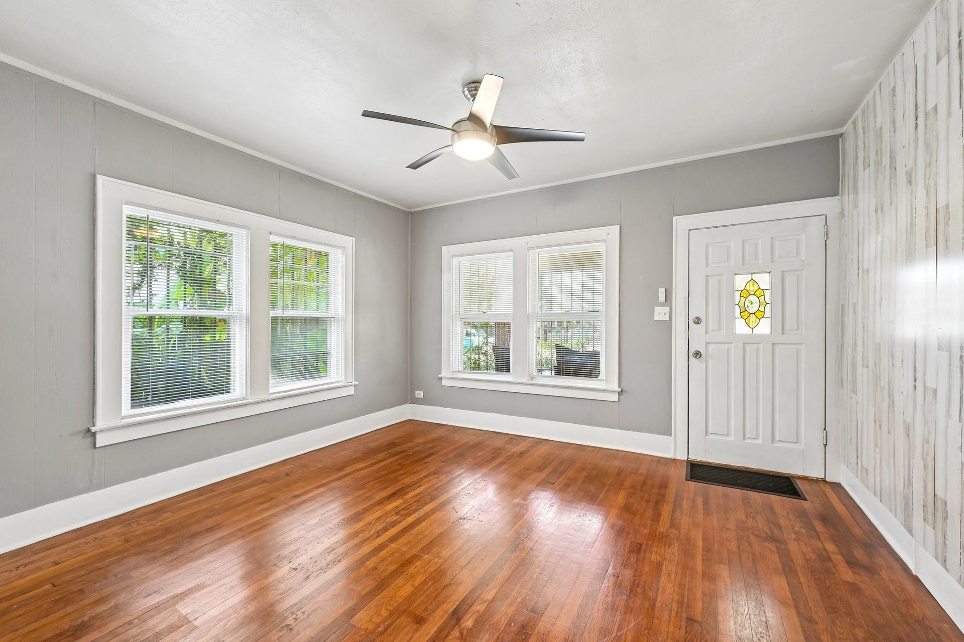 1466 Lawson Street, Houston, TX 77023 Lawson Side Living Room