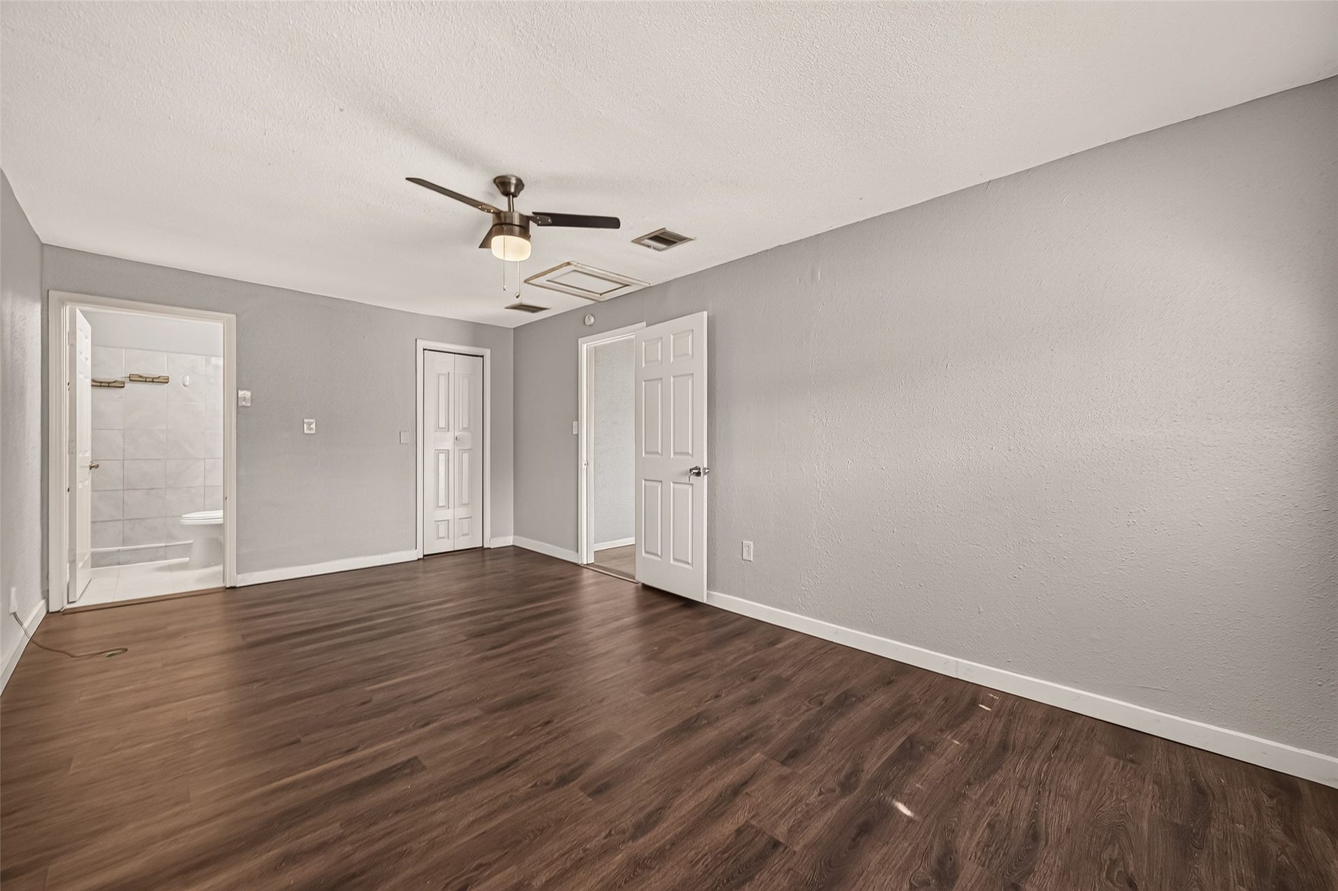 5935 Beldart Street, Houston, TX 77033 Primary bedroom, unfurnished, with en-suite bath, closet, and hall access.