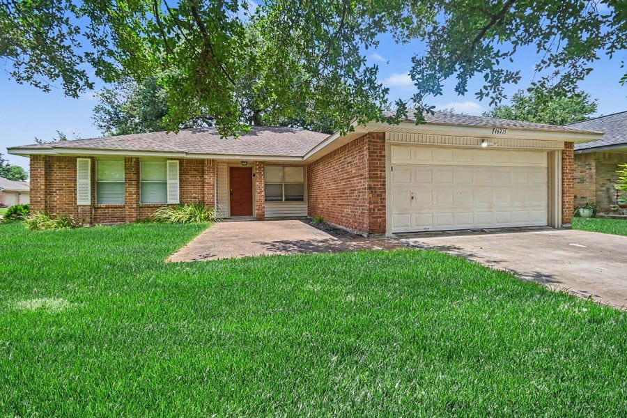 Property photo for 16715 Manowar Lane, Friendswood, TX