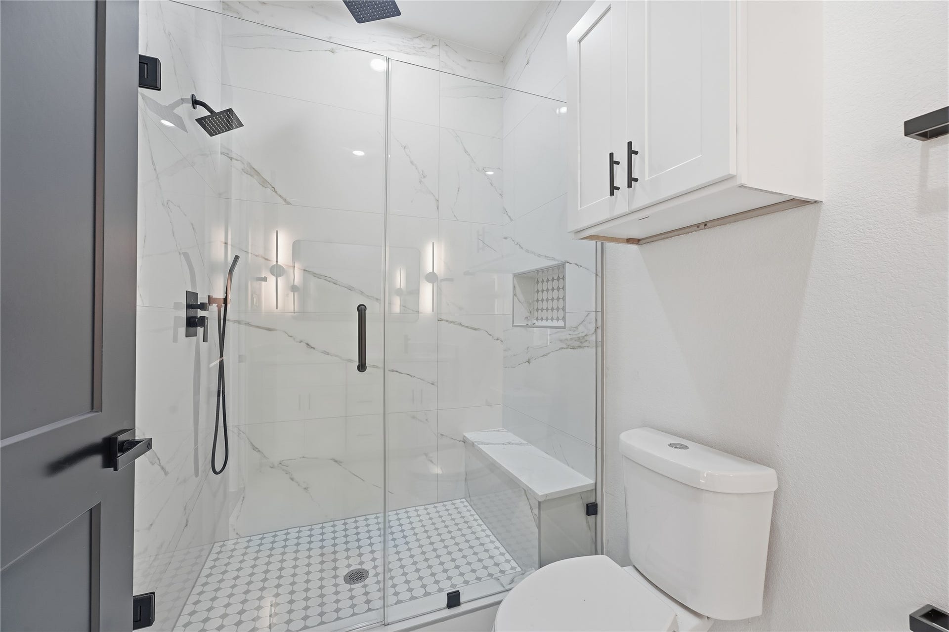 4653 Phlox Street, Houston, TX 77051 First Floor Primary Bathroom