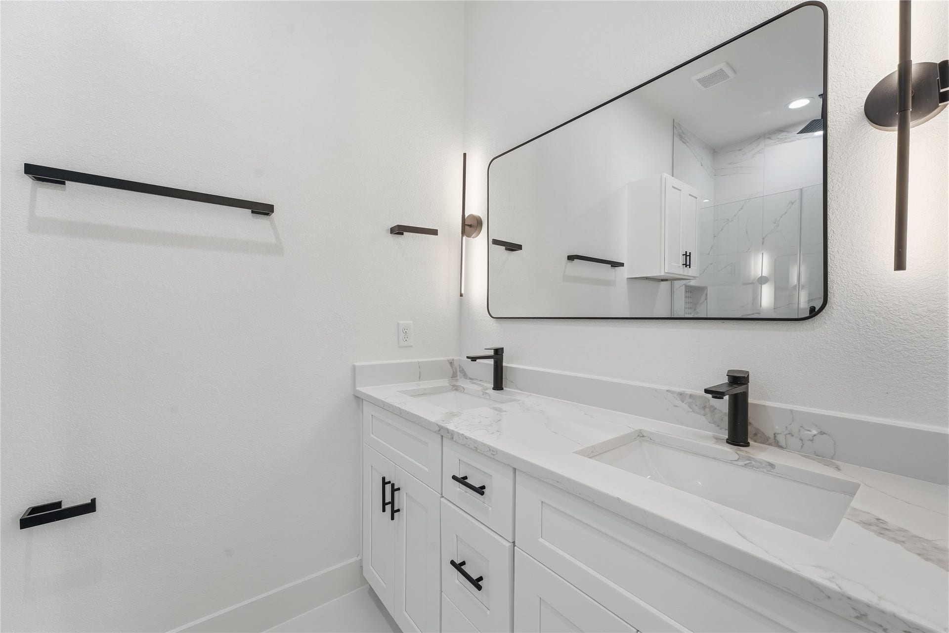 4653 Phlox Street, Houston, TX 77051 First Floor Primary Bathroom