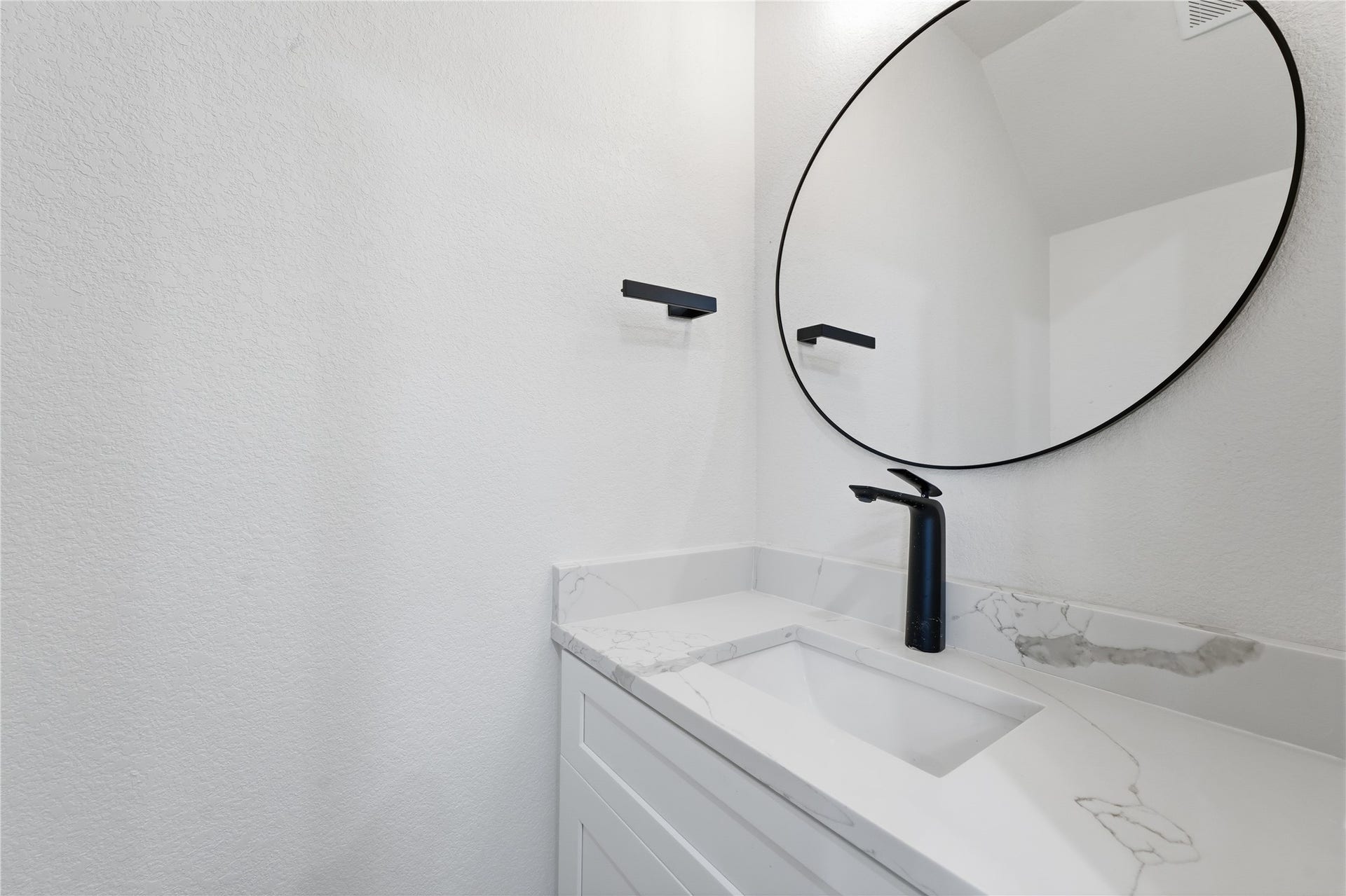 4653 Phlox Street, Houston, TX 77051 Half Bath