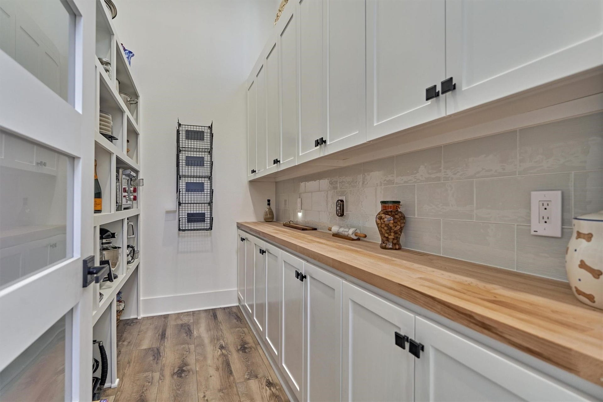 9228 Lake Conroe Drive, Conroe, TX 77304 Conveniently located behind the kitchen, the walk in pantry features a cooking bar with butcher block top, several outlets and an exhaust fan to keep the space odor free. Store your air fryer, griddles and panini appliances in this space where it is ready for everyday use!