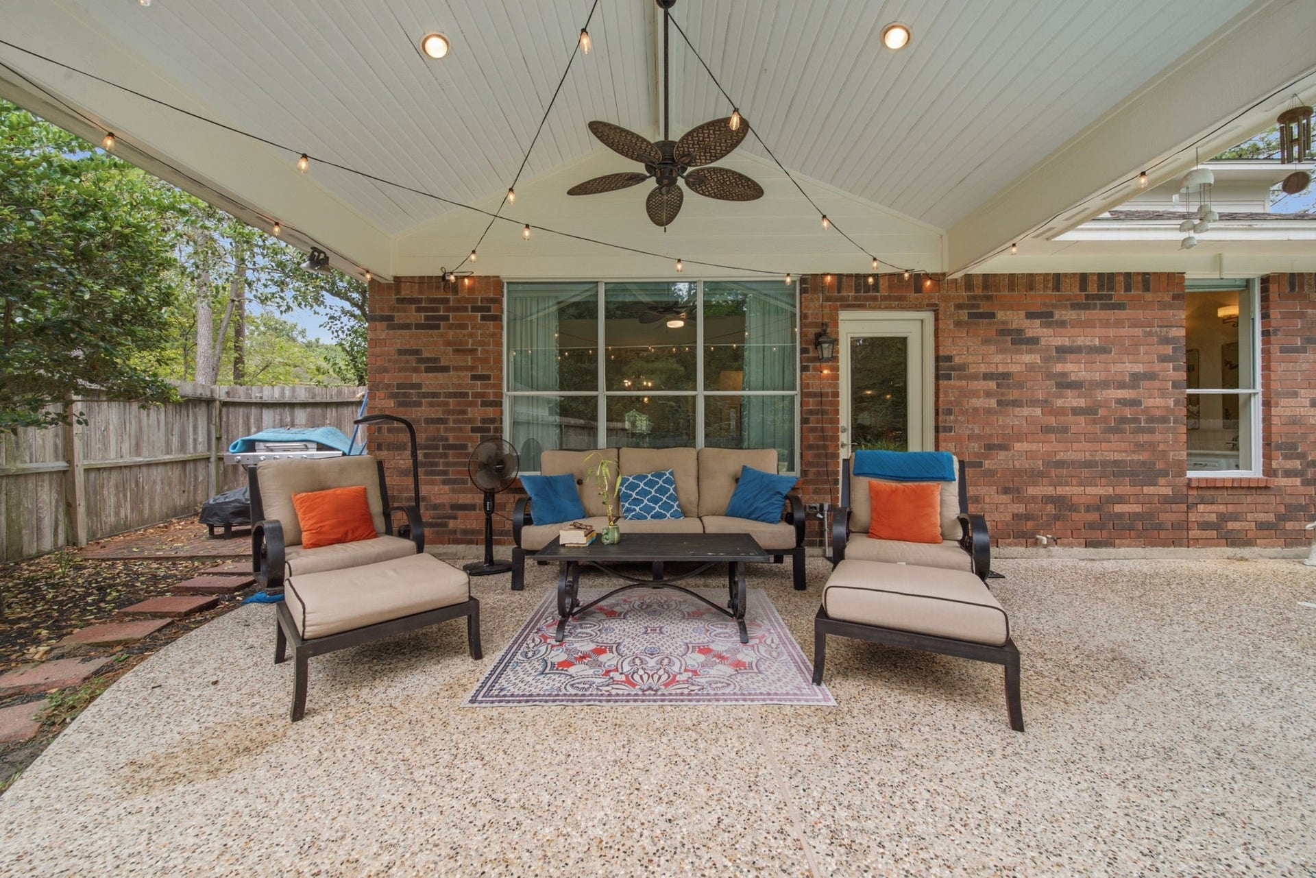 99 E Sterling Pond Circle, The Woodlands, TX 77382 Extend your living space outdoors with this spacious covered porch featuring a vaulted ceiling, recessed lighting, and ceiling fan. With plenty of room for comfortable seating, it's an inviting setting for morning coffee, relaxed evenings or entertaining friends around the pool. Rain or shine, you're covered.