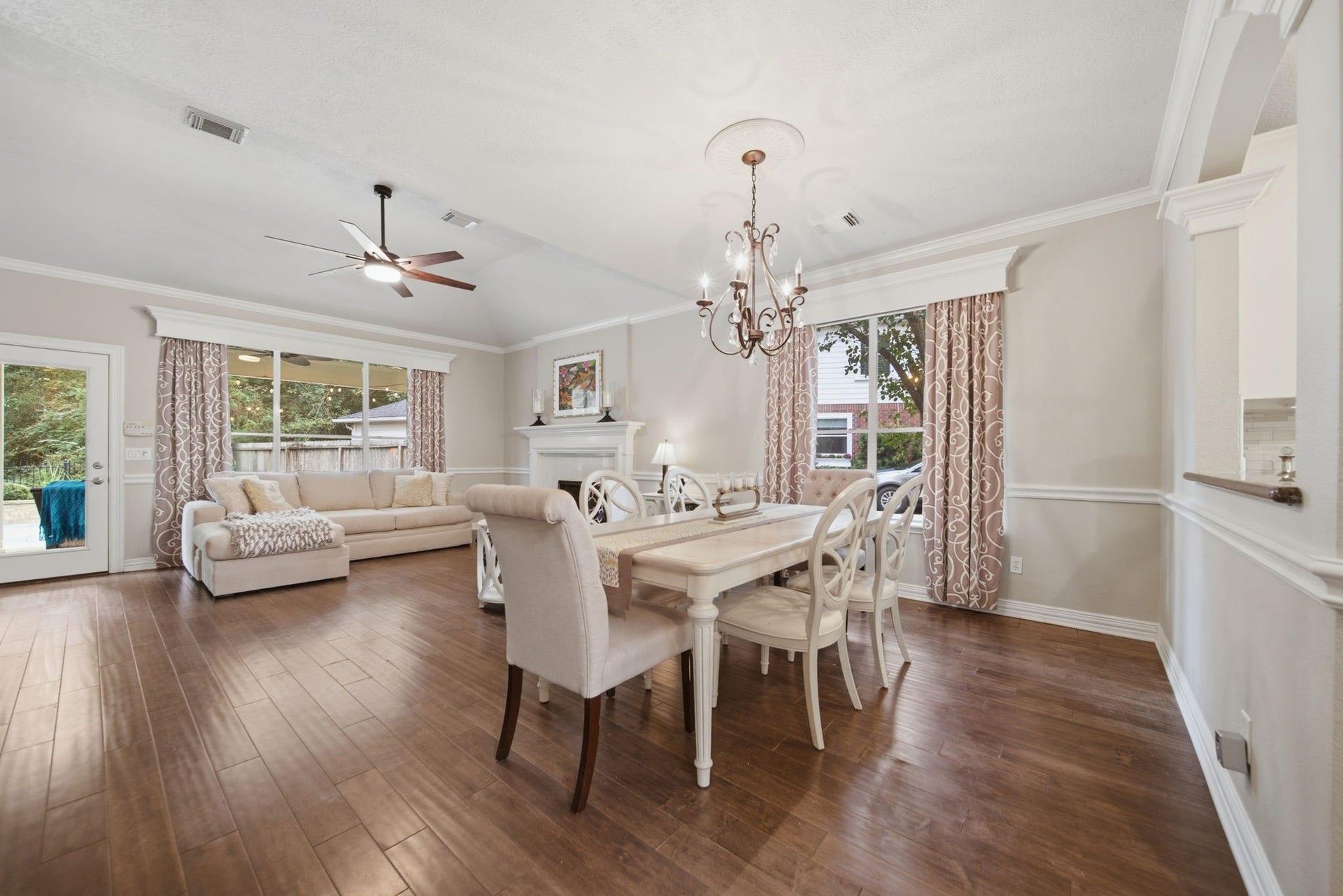 99 E Sterling Pond Circle, The Woodlands, TX 77382 Beautiful wood floor, crown molding, and custom trim around the windows add character to this inviting living and dining space. The owners thoughtfully opened up the kitchen to the living room, enhancing the original floor plan with a connection ideal for everyday living and entertaining.
