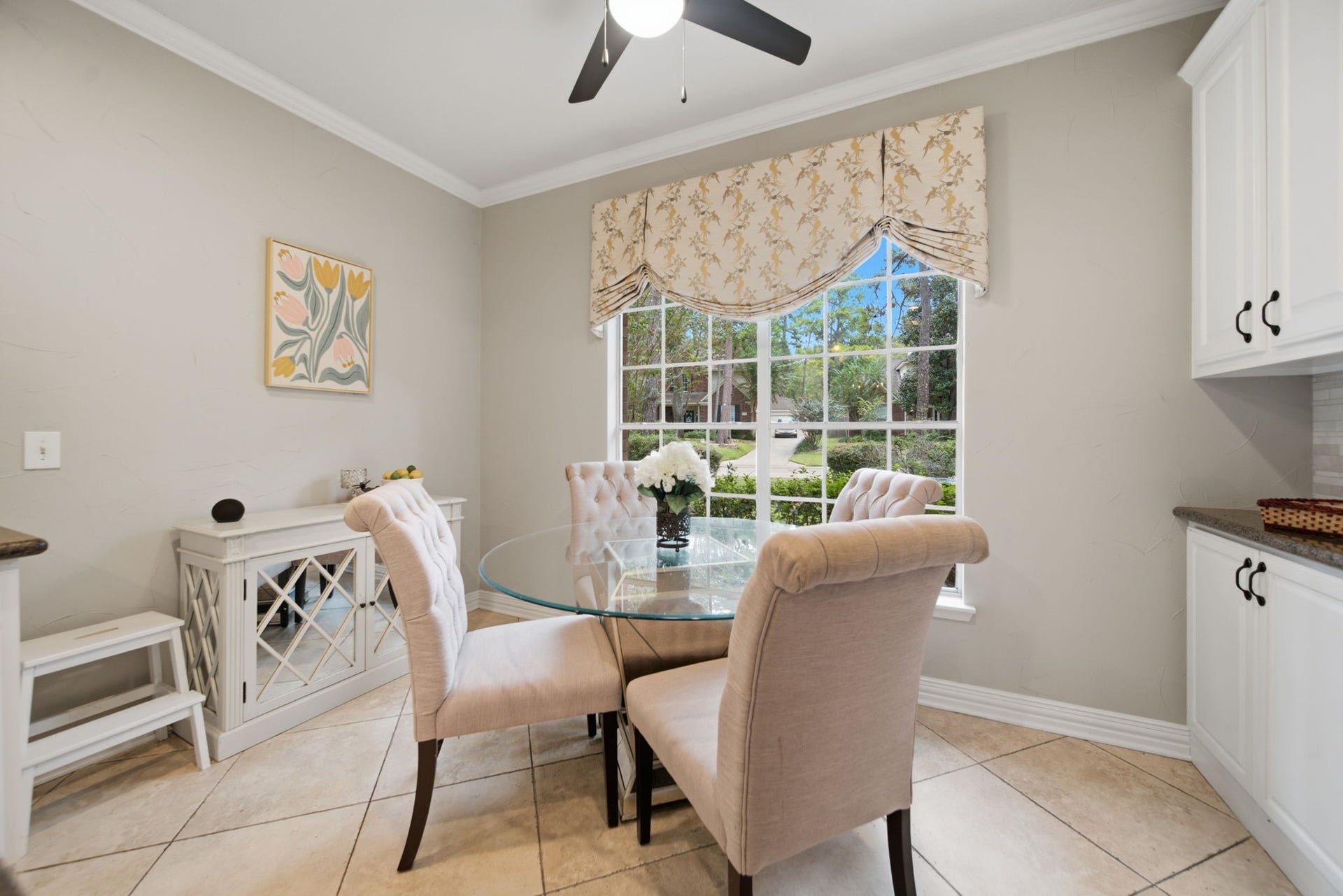 99 E Sterling Pond Circle, The Woodlands, TX 77382 This bright breakfast room is such a comfortable space to start the day or just to visit with your friends and family. Additional cabinetry has been added to this kitchen/breakfast area for valuable storage space.
