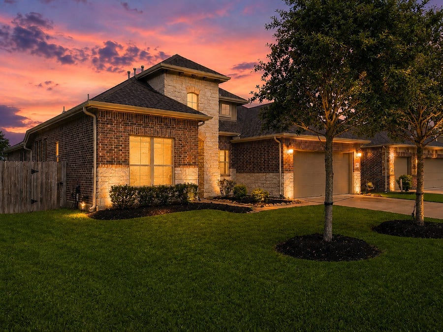 Property photo for 320 Woodway Drive, League City, TX