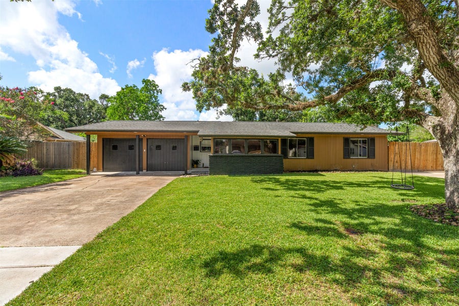 Property photo for 104 Pin Oak Street, Lake Jackson, TX