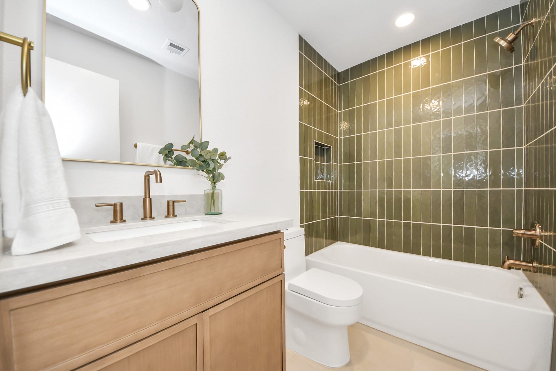 5946 Willowbend Boulevard, Houston, TX 77096 Stylishly updated secondary bathroom with modern vanity, designer fixtures, and eye-catching full-height tiled shower/tub combo.