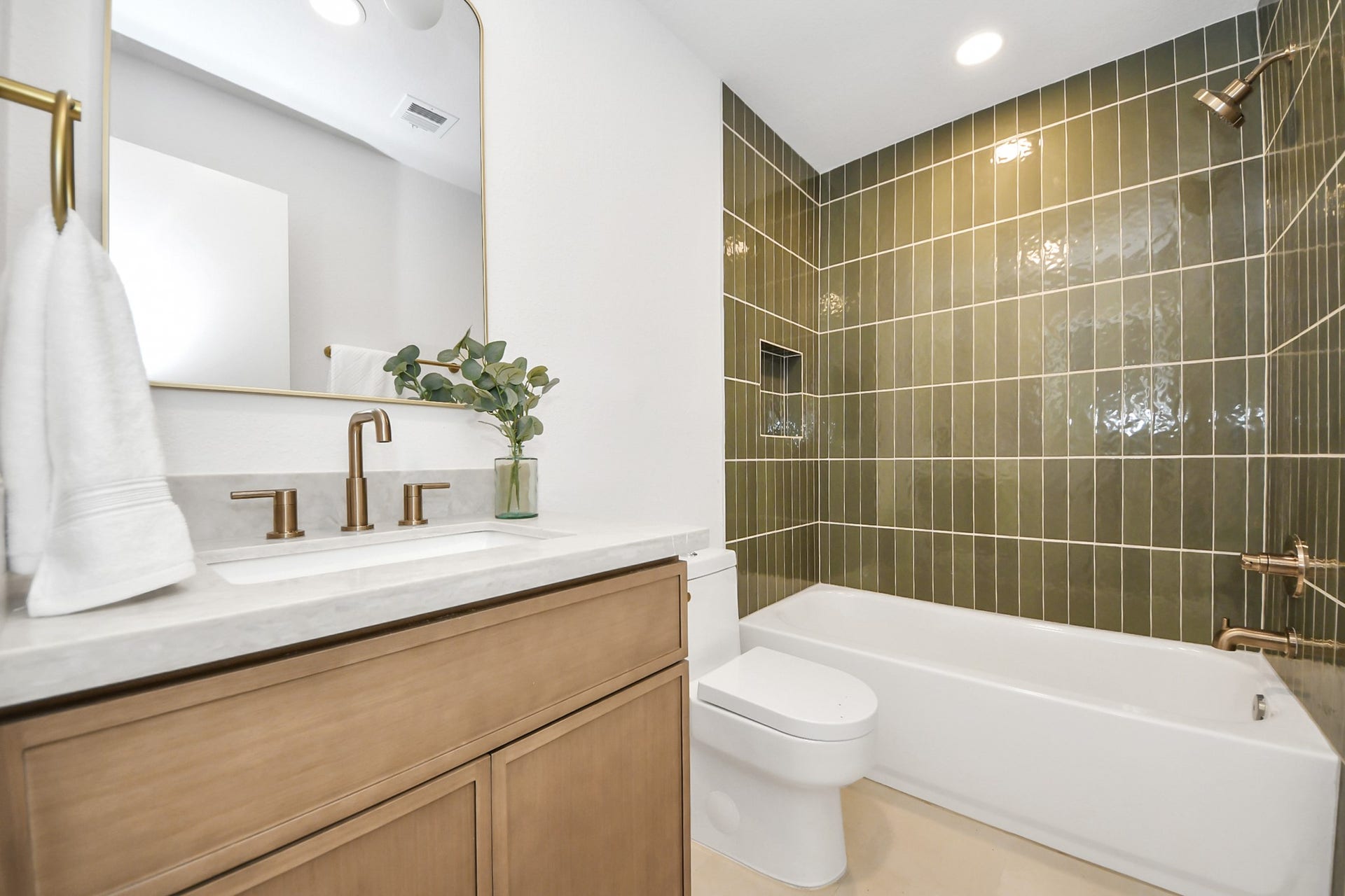 5946 Willowbend Boulevard, Houston, TX 77096 Stylishly updated secondary bathroom with designer vanity, modern fixtures, and custom tiled shower/tub surround.