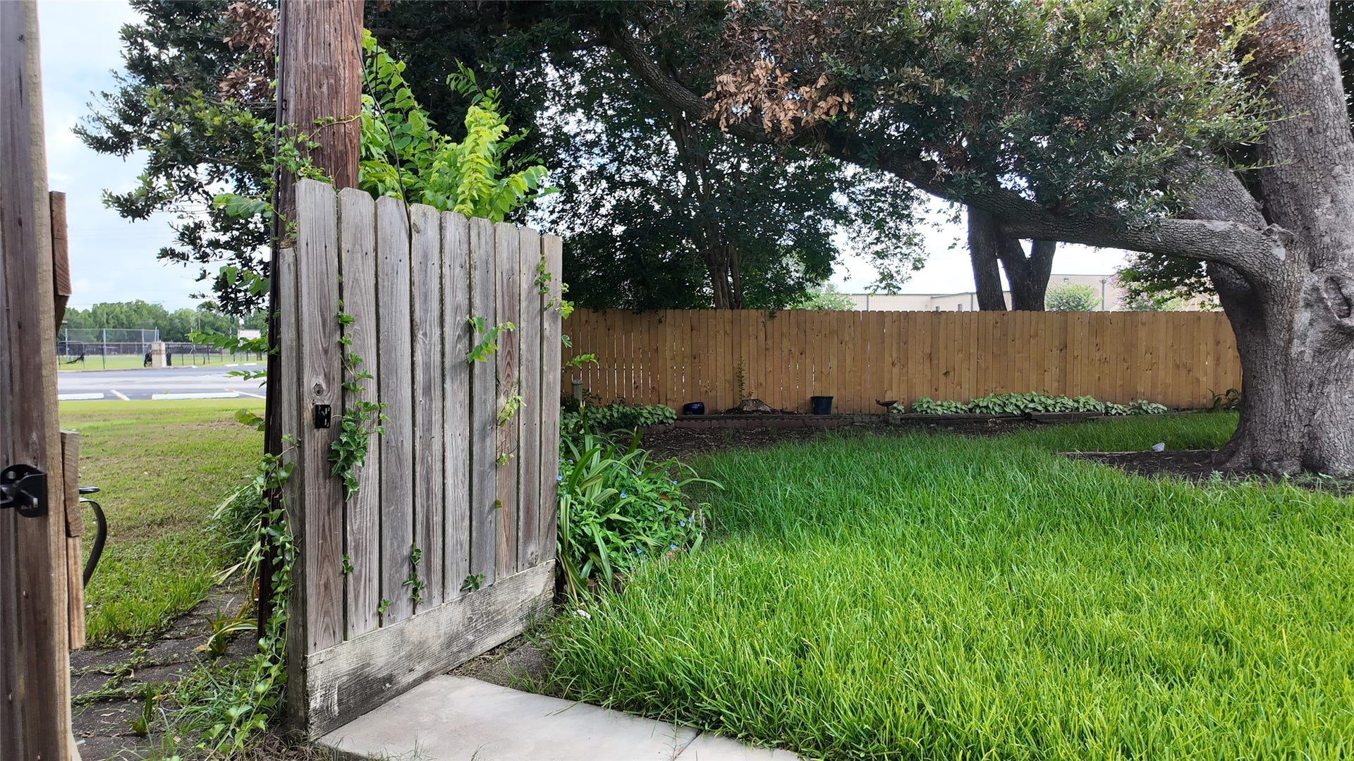 5946 Willowbend Boulevard, Houston, TX 77096 5946 Willowbend Boulevard, Houston, TX 77096