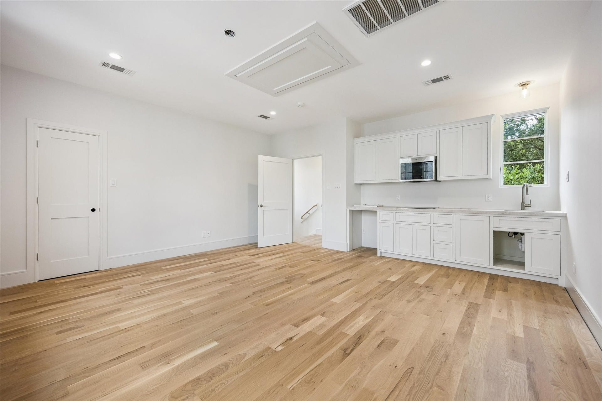 6011 Stones Throw Road, Houston, TX 77057 Garage apartment features a convenient kitchenette, ideal for guests or additional living space.