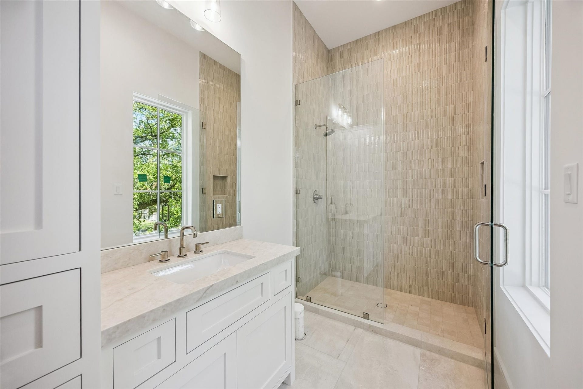 6011 Stones Throw Road, Houston, TX 77057 En-suite bath features stylish finishes and a well-appointed design.