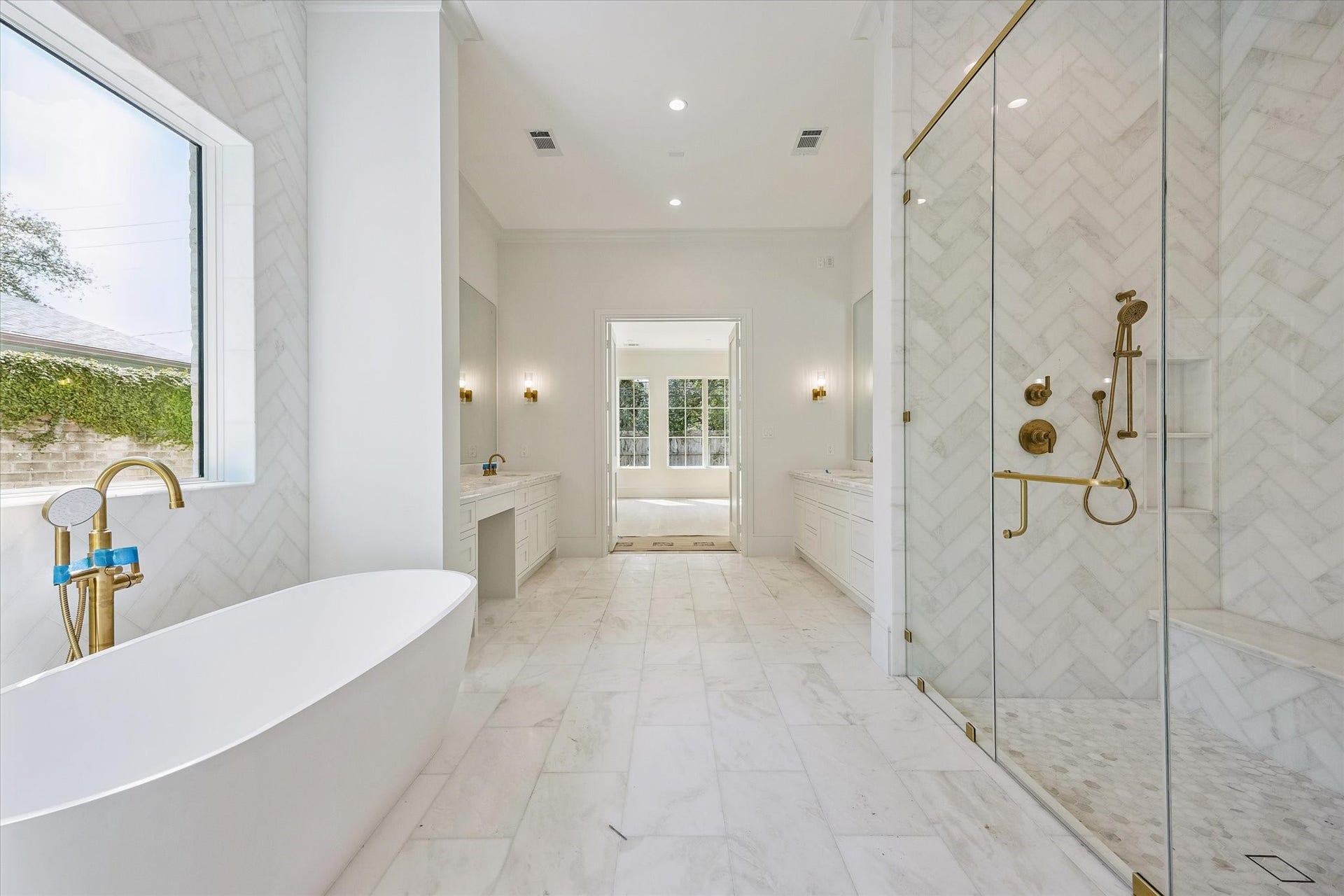 6011 Stones Throw Road, Houston, TX 77057 Spa-like primary bath features a freestanding tub and an expansive walk-in shower.