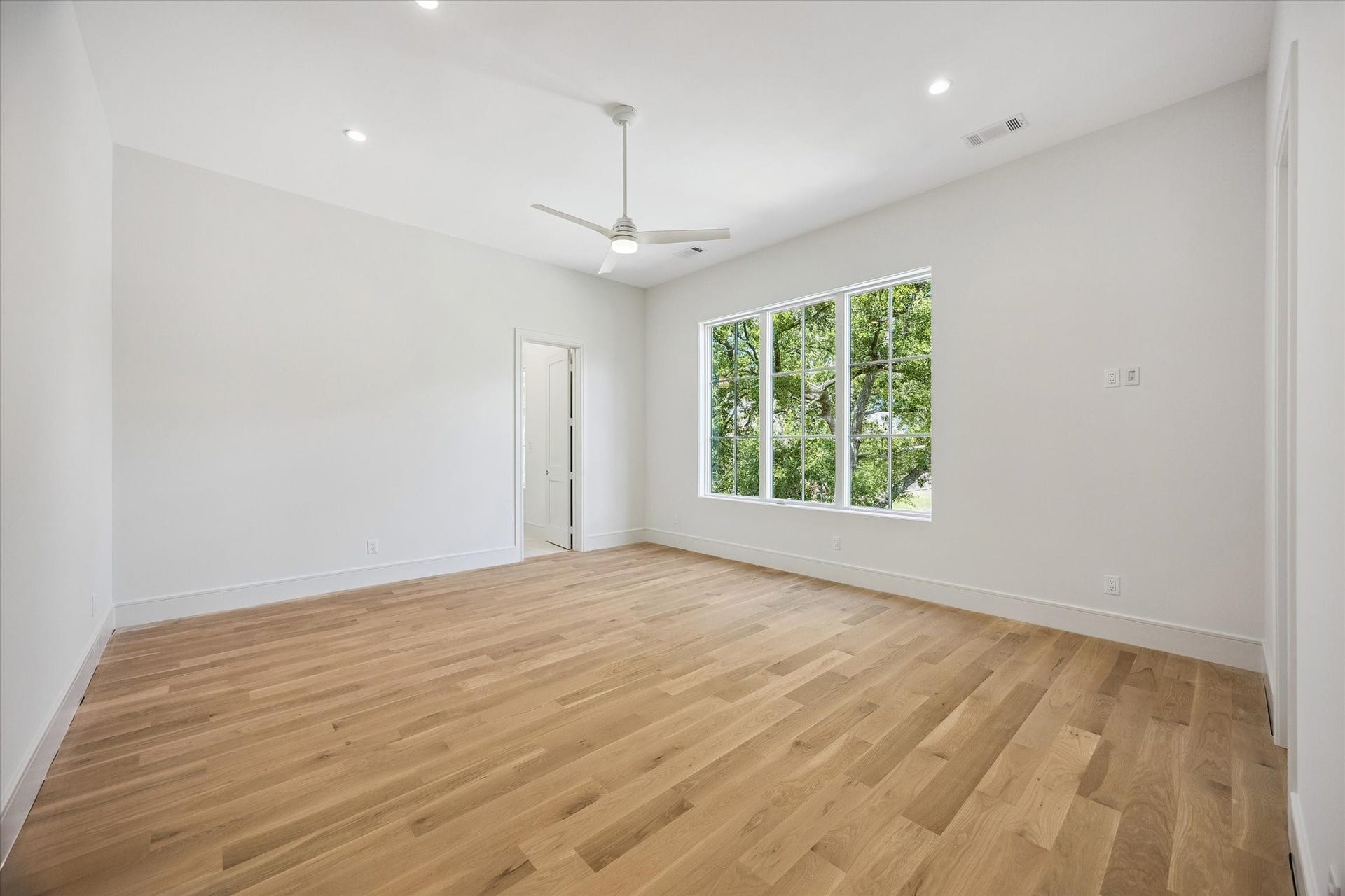6011 Stones Throw Road, Houston, TX 77057 All secondary bedrooms on the second floor feature private en-suite baths and walk-in closets.
