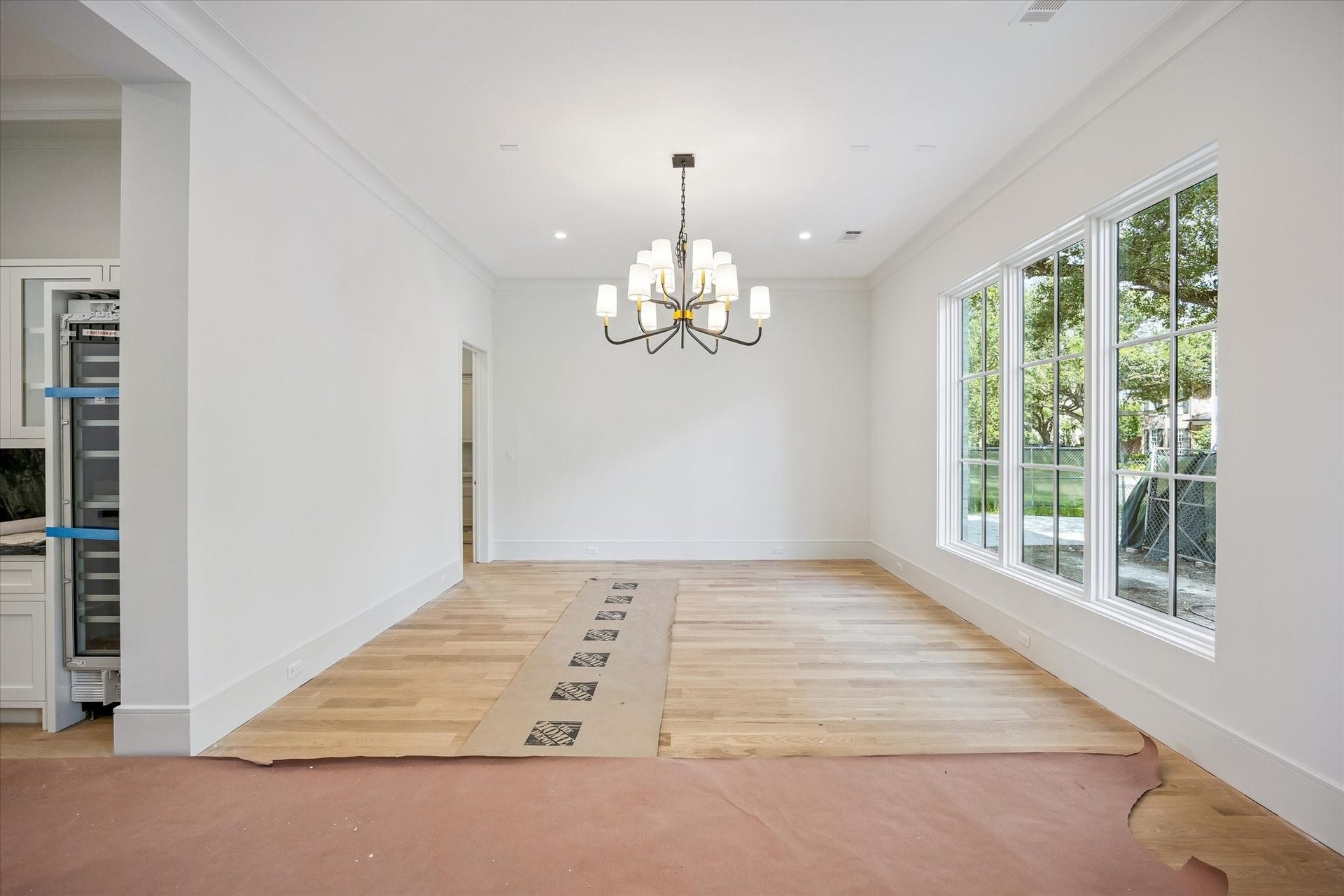 6011 Stones Throw Road, Houston, TX 77057 Formal dining room features an elegant designer lighting fixture.
