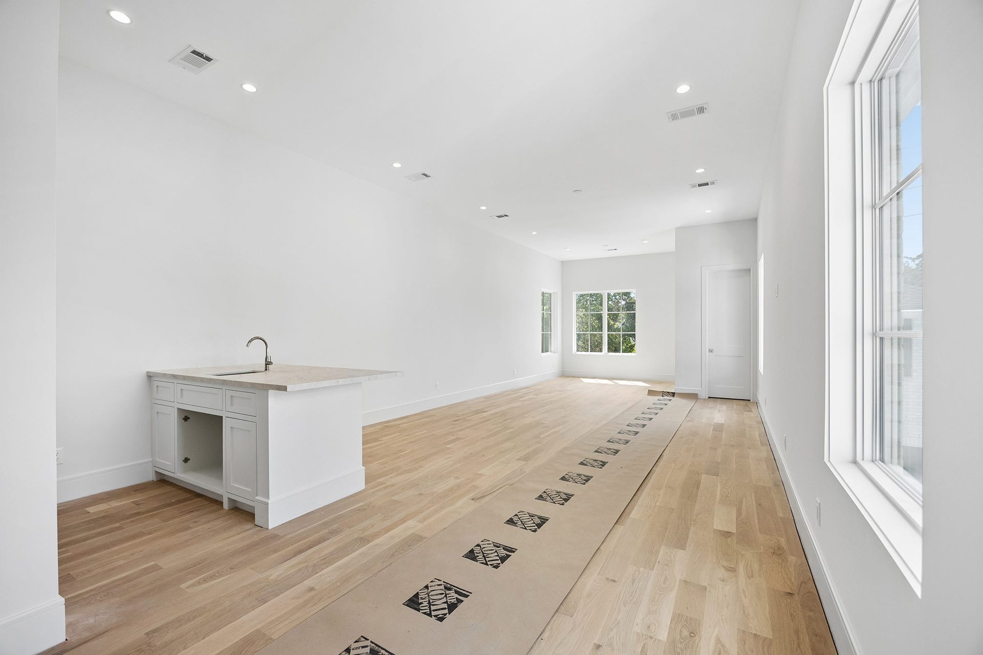 6011 Stones Throw Road, Houston, TX 77057 Game room on the second floor features an entertainment bar, perfect for relaxing and entertaining.