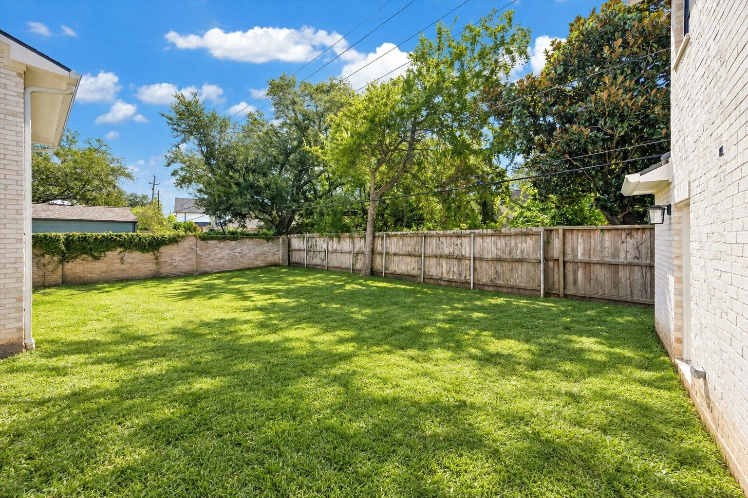 6011 Stones Throw Road, Houston, TX 77057 Expansive, lush backyard offers abundant green space for outdoor living and entertaining.