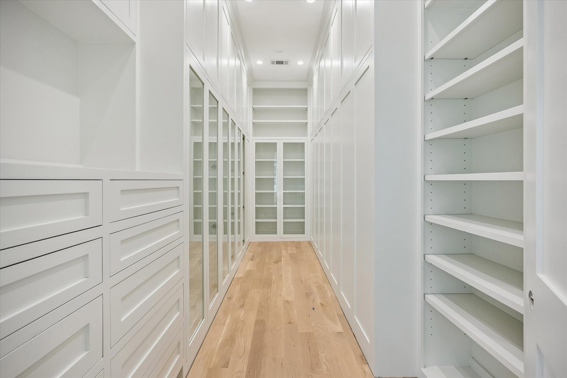 6011 Stones Throw Road, Houston, TX 77057 Two walk-in closets offer ample custom built-ins and generous storage space.