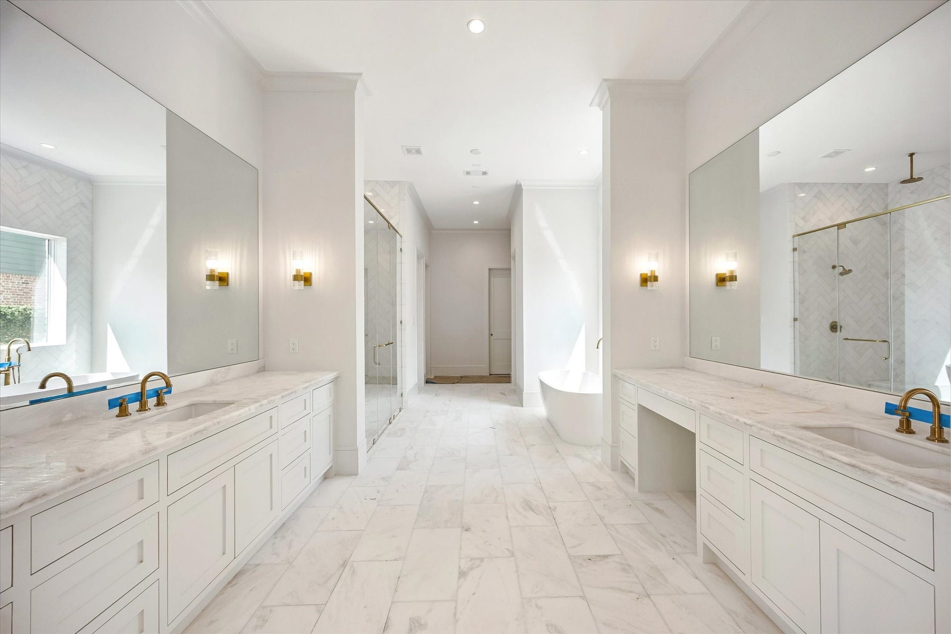 6011 Stones Throw Road, Houston, TX 77057 Luxurious primary bath features double vanities accented by elegant designer sconces.