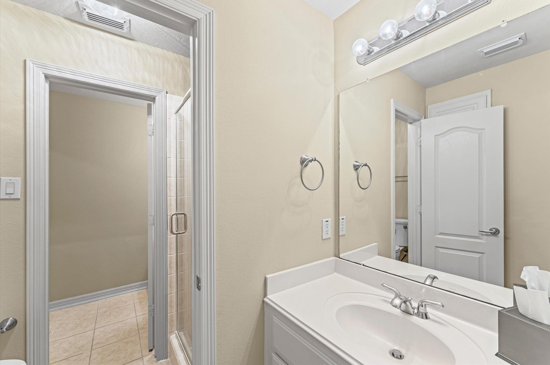 8511 Stones Throw Lane, Missouri City, TX 77459 Bathroom Sink for Bedroom 4 and shared shared Shower