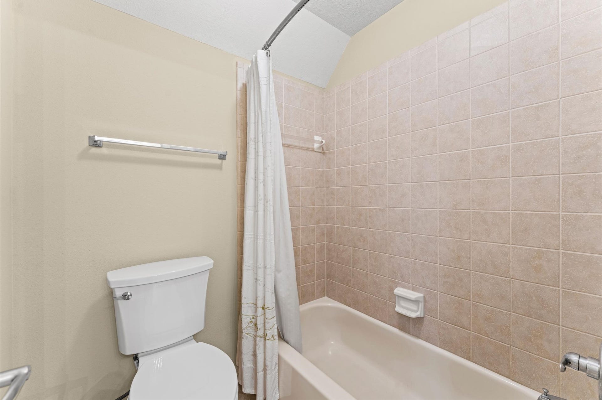 8511 Stones Throw Lane, Missouri City, TX 77459 Jack & Jill Bath, between Bdrm 1 & 2