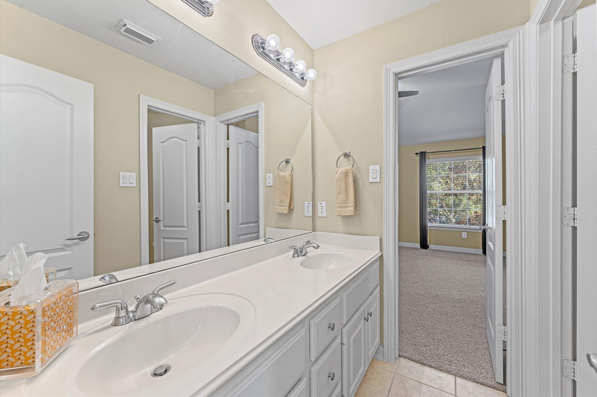 8511 Stones Throw Lane, Missouri City, TX 77459 Jack & Jill Bath, between Bdrm 1 & 2