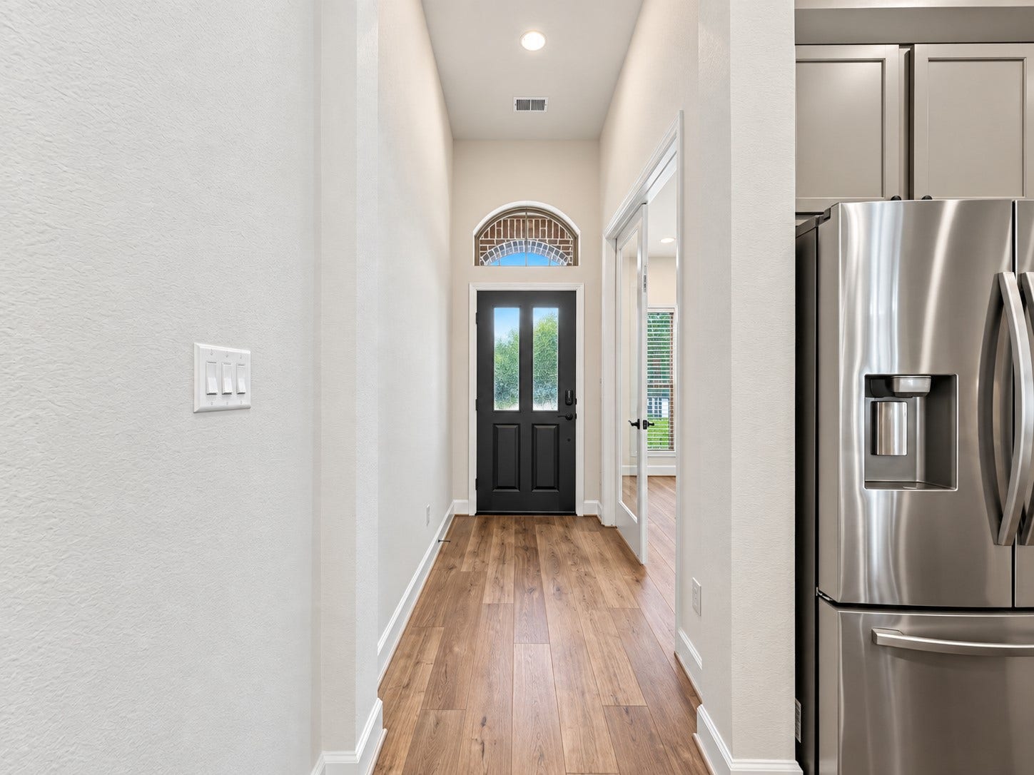 146 Dove Springs Court, Conroe, TX 77304 The front entry offers high ceilings and an attractive first impression to the home.