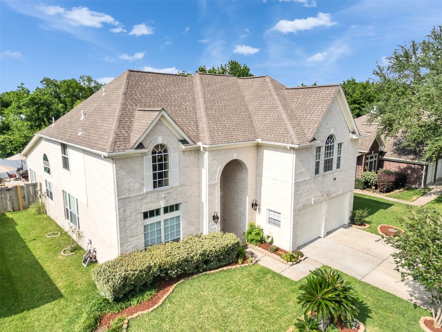 Property photo for 1922 Oakwood Court Drive, Baytown, TX