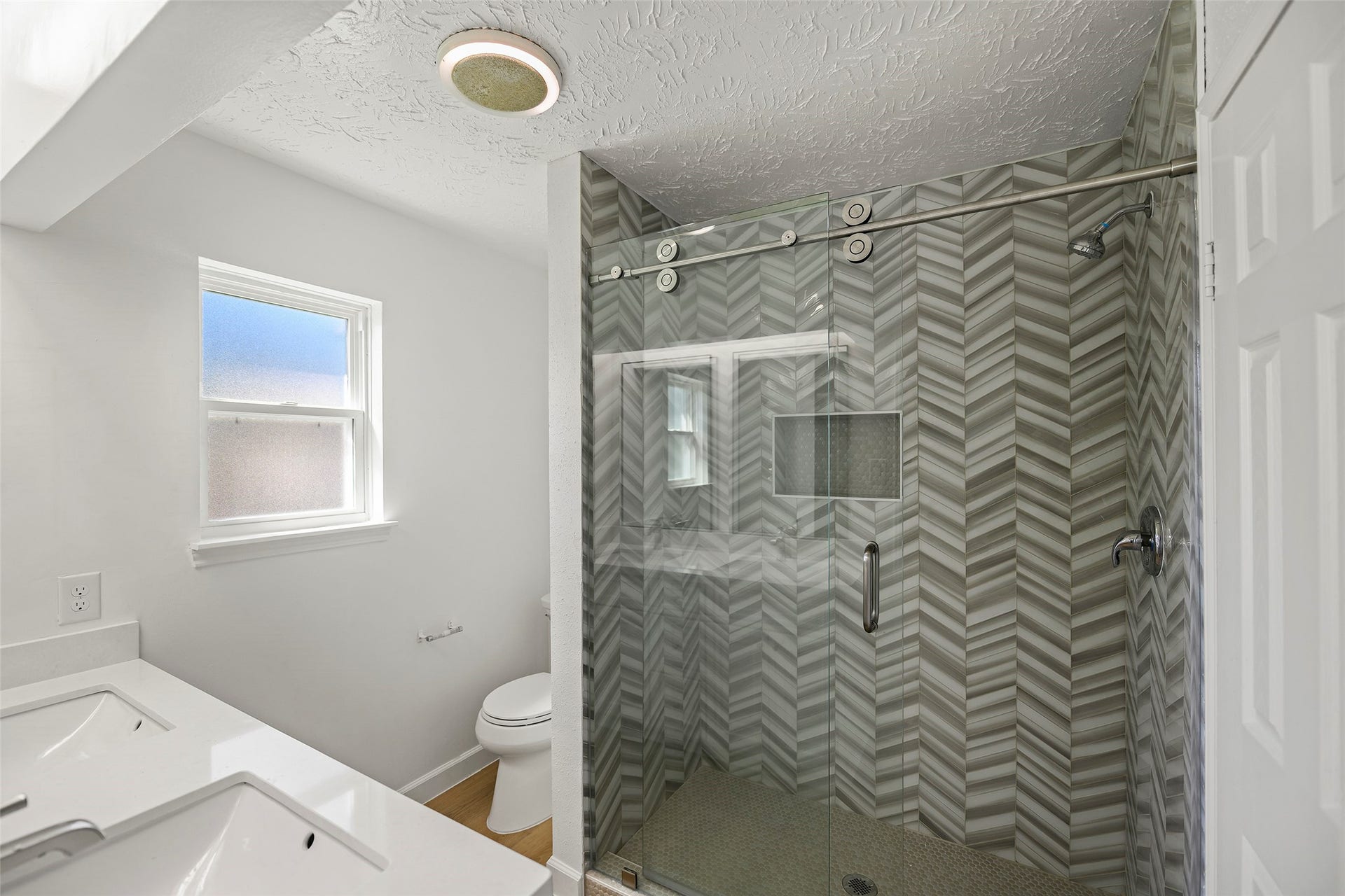 19331 Diversion Drive, Tomball, TX 77375 Updated oversized walk-in shower