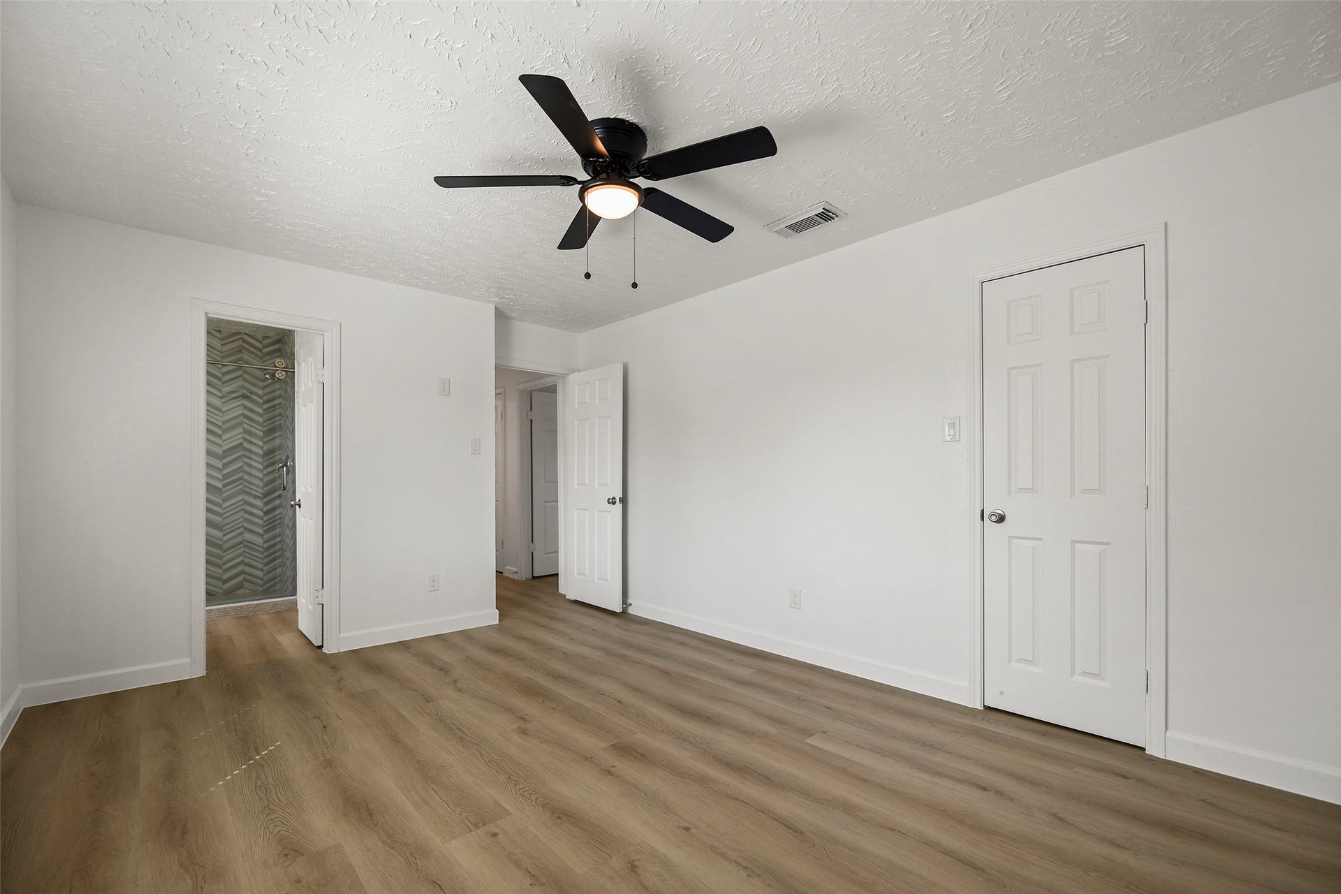 19331 Diversion Drive, Tomball, TX 77375 Another angle with access to the primary bathroom