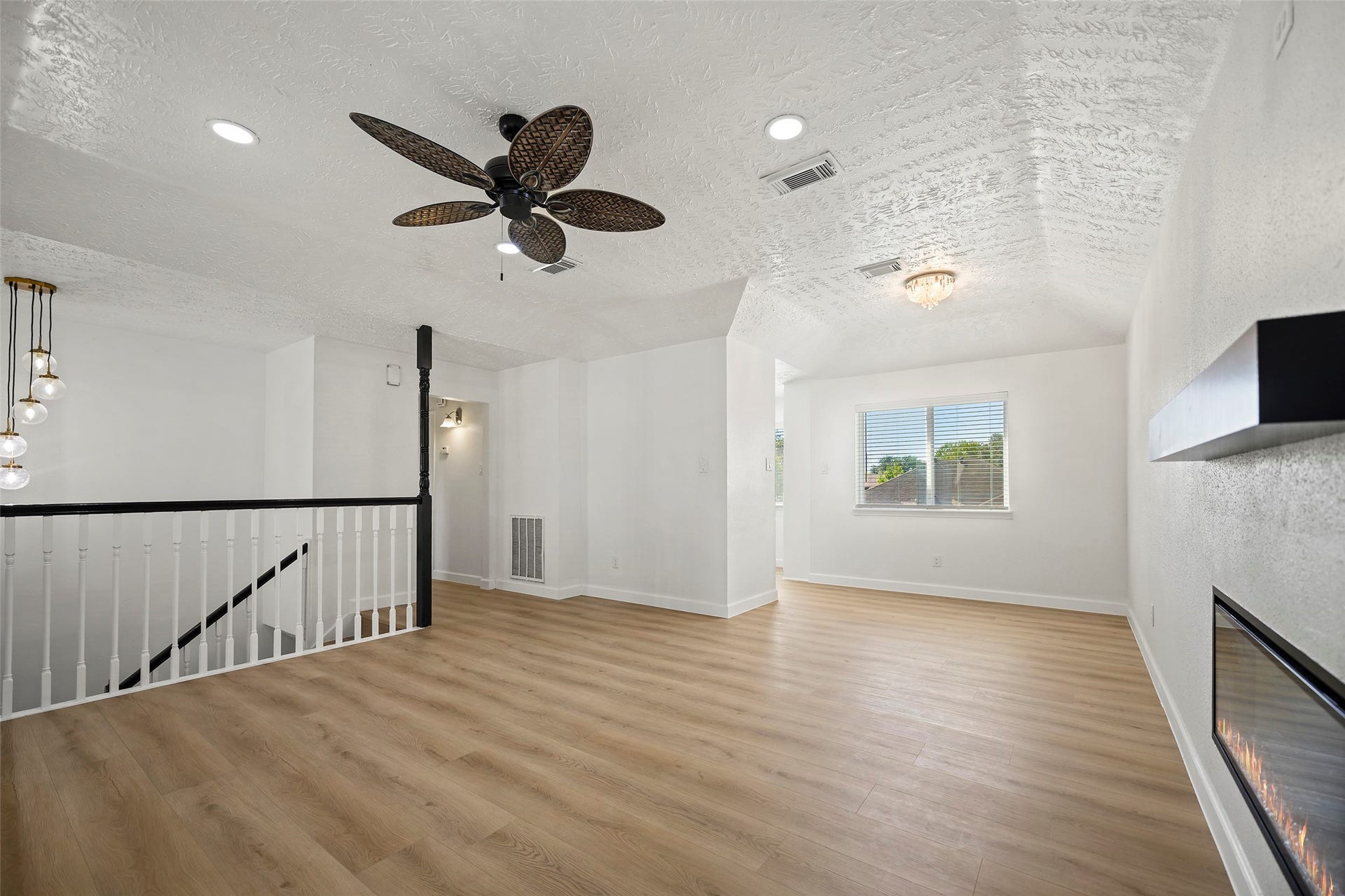 19331 Diversion Drive, Tomball, TX 77375 Right off the Living room you are met by the Breakfast Area