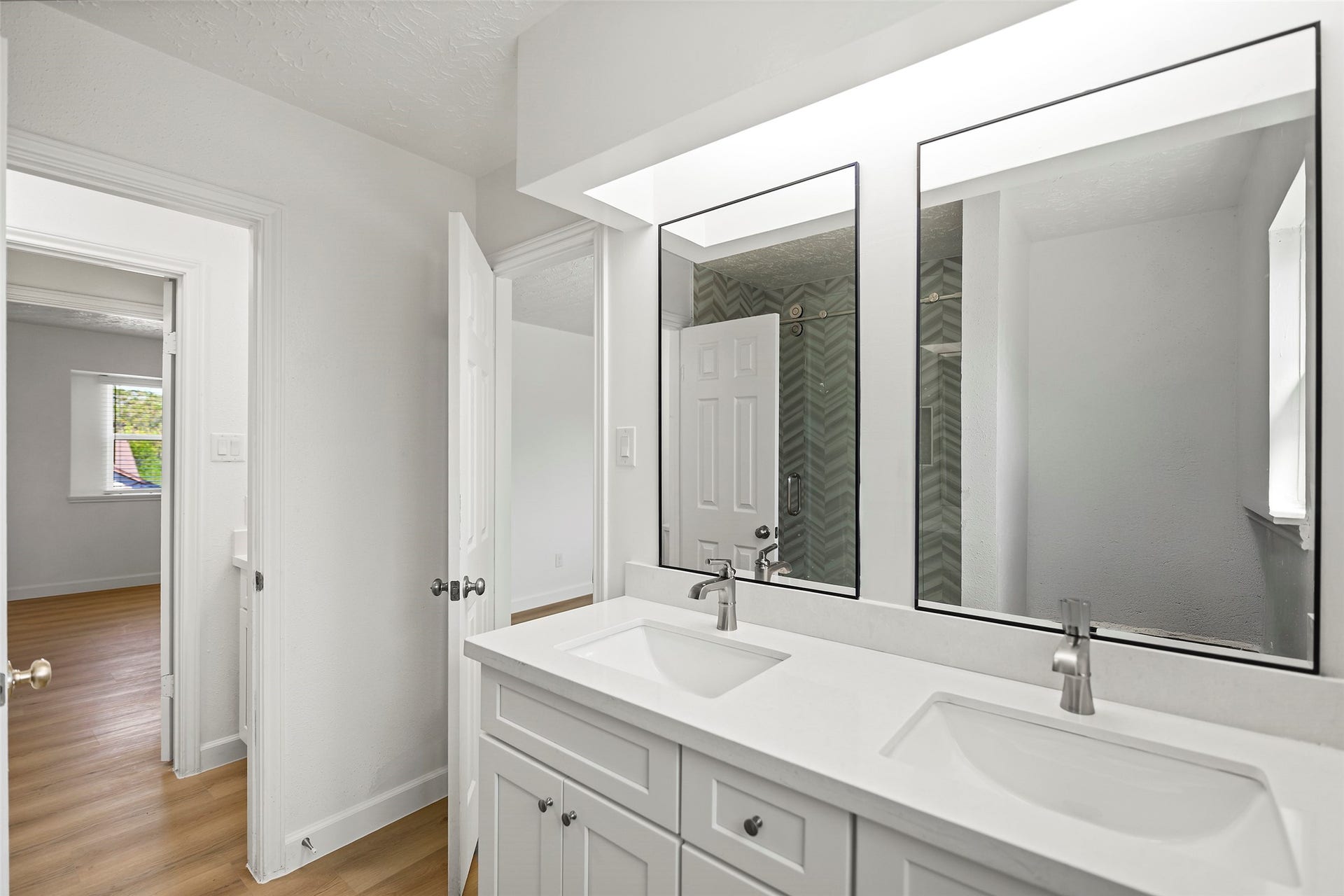 19331 Diversion Drive, Tomball, TX 77375 Beautifully updated with dual vanities and modern finishes.