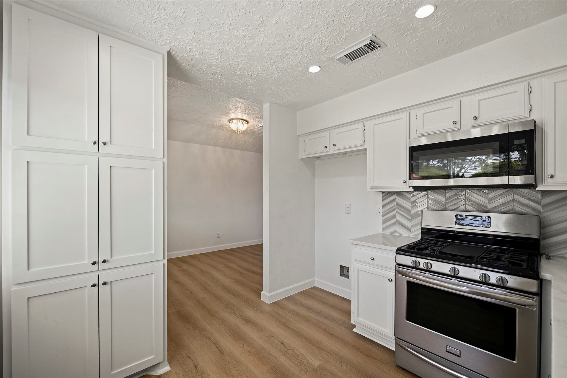 19331 Diversion Drive, Tomball, TX 77375 Functional layout with generous cabinet and counter space along with a pantry