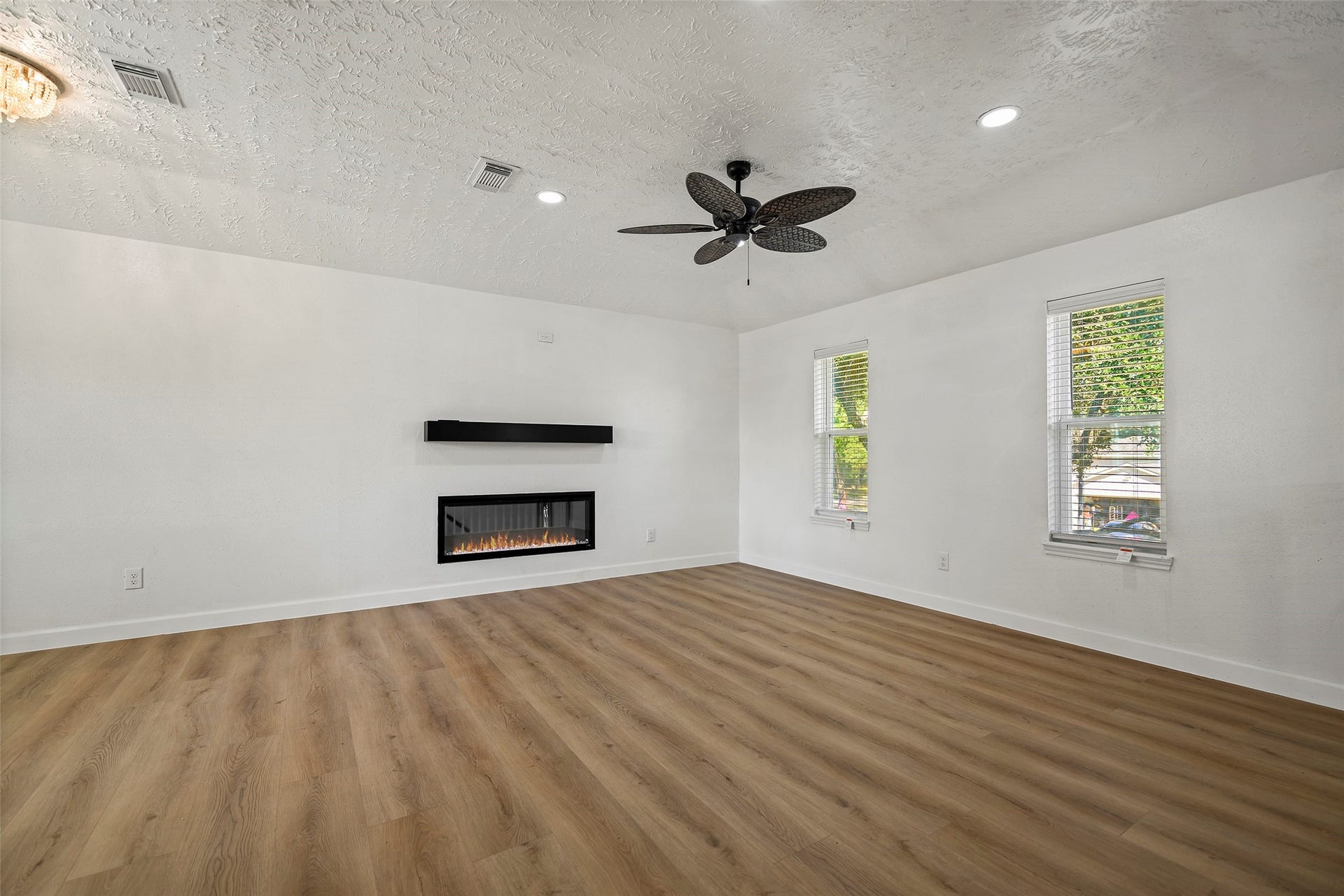 19331 Diversion Drive, Tomball, TX 77375 Freshly painted in every living space