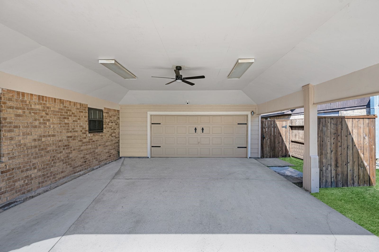 16043 Spinnaker Drive, Crosby, TX 77532 16043 Spinnaker Drive, Crosby, TX 77532