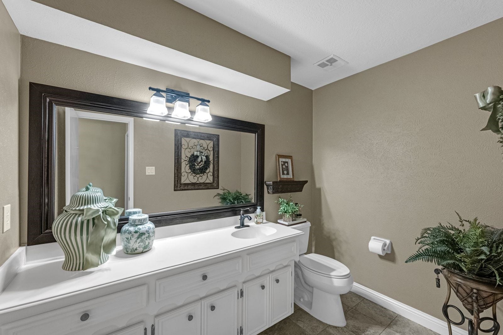 16043 Spinnaker Drive, Crosby, TX 77532 16043 Spinnaker Drive, Crosby, TX 77532