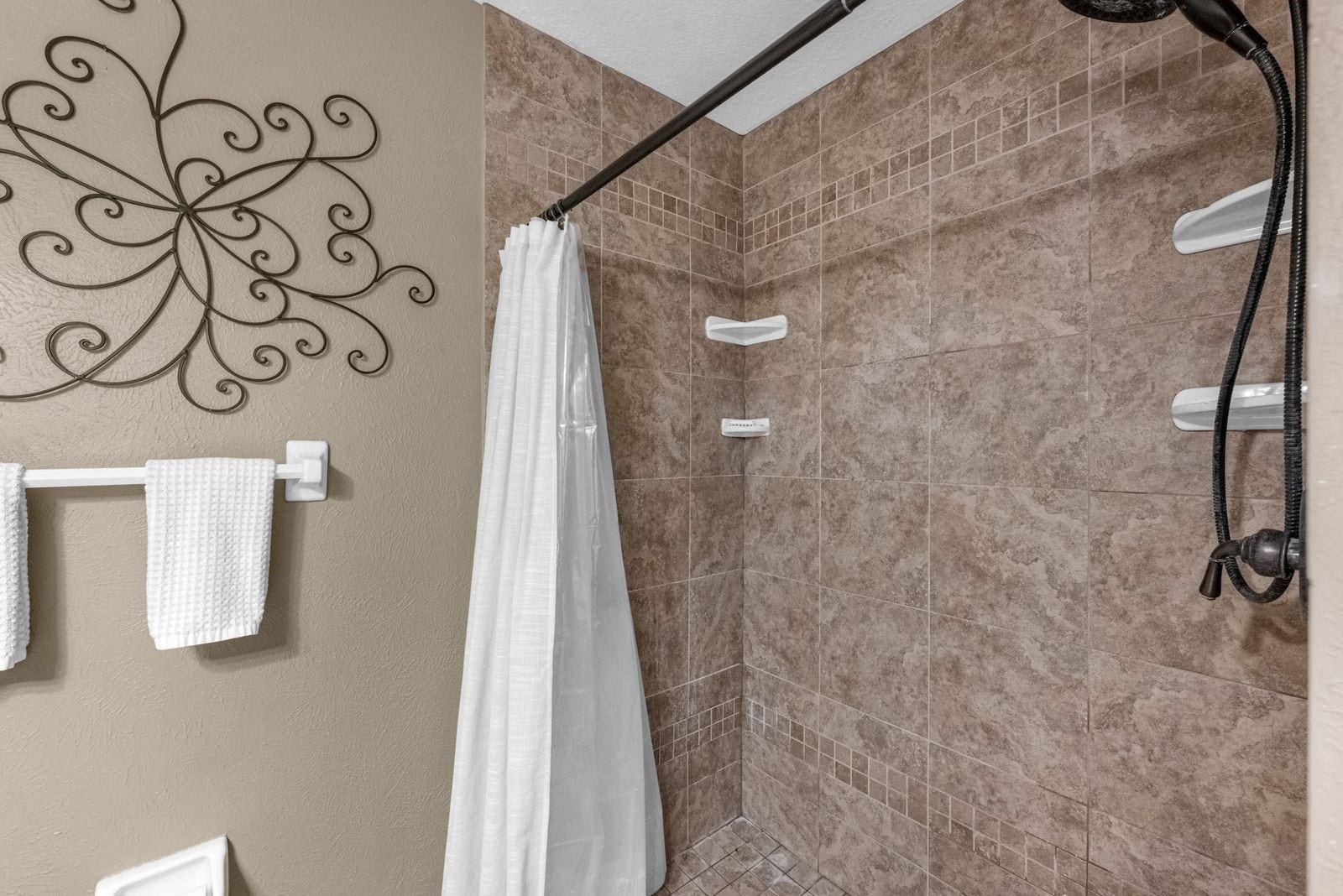 16043 Spinnaker Drive, Crosby, TX 77532 16043 Spinnaker Drive, Crosby, TX 77532