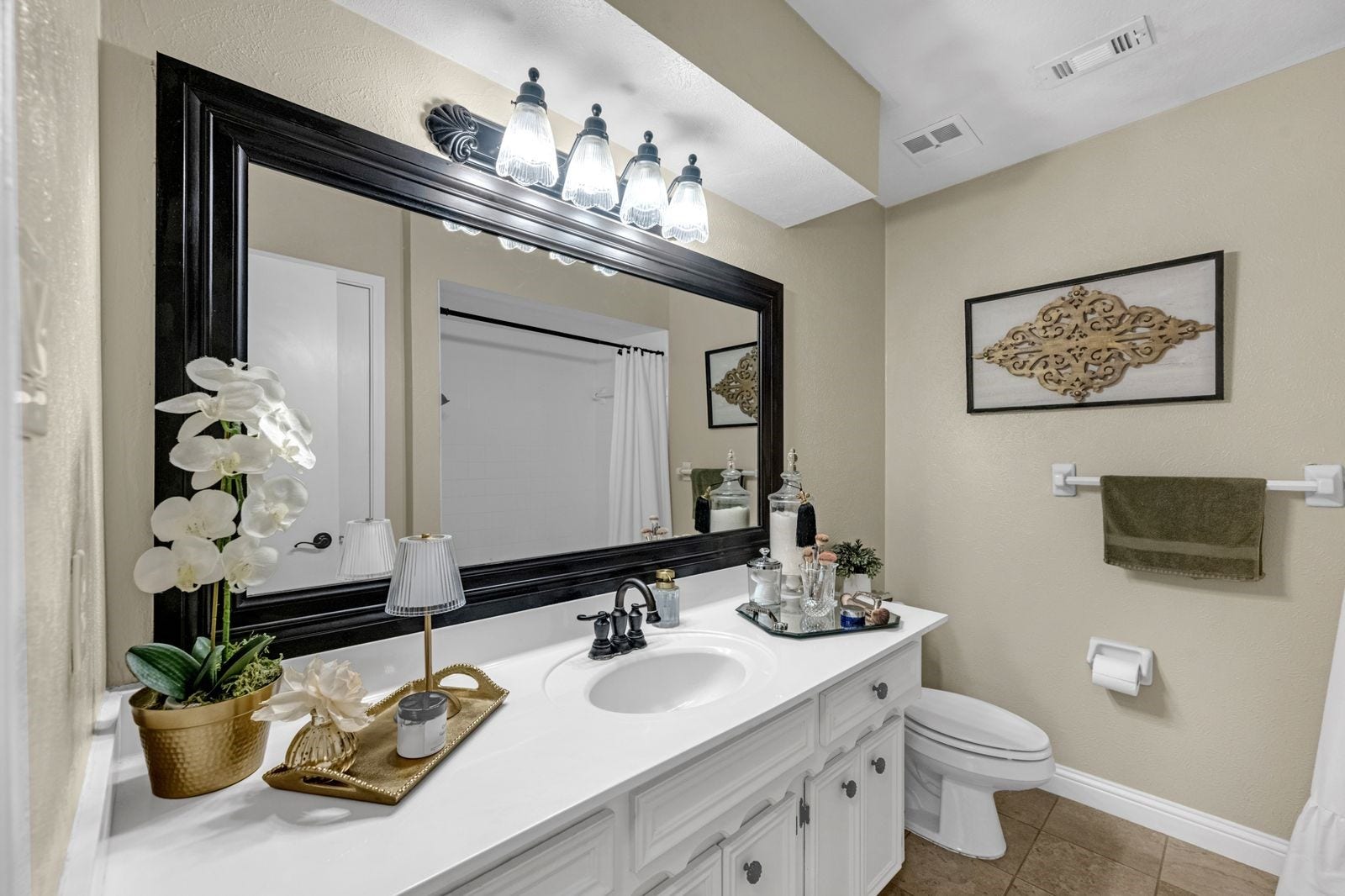 16043 Spinnaker Drive, Crosby, TX 77532 16043 Spinnaker Drive, Crosby, TX 77532